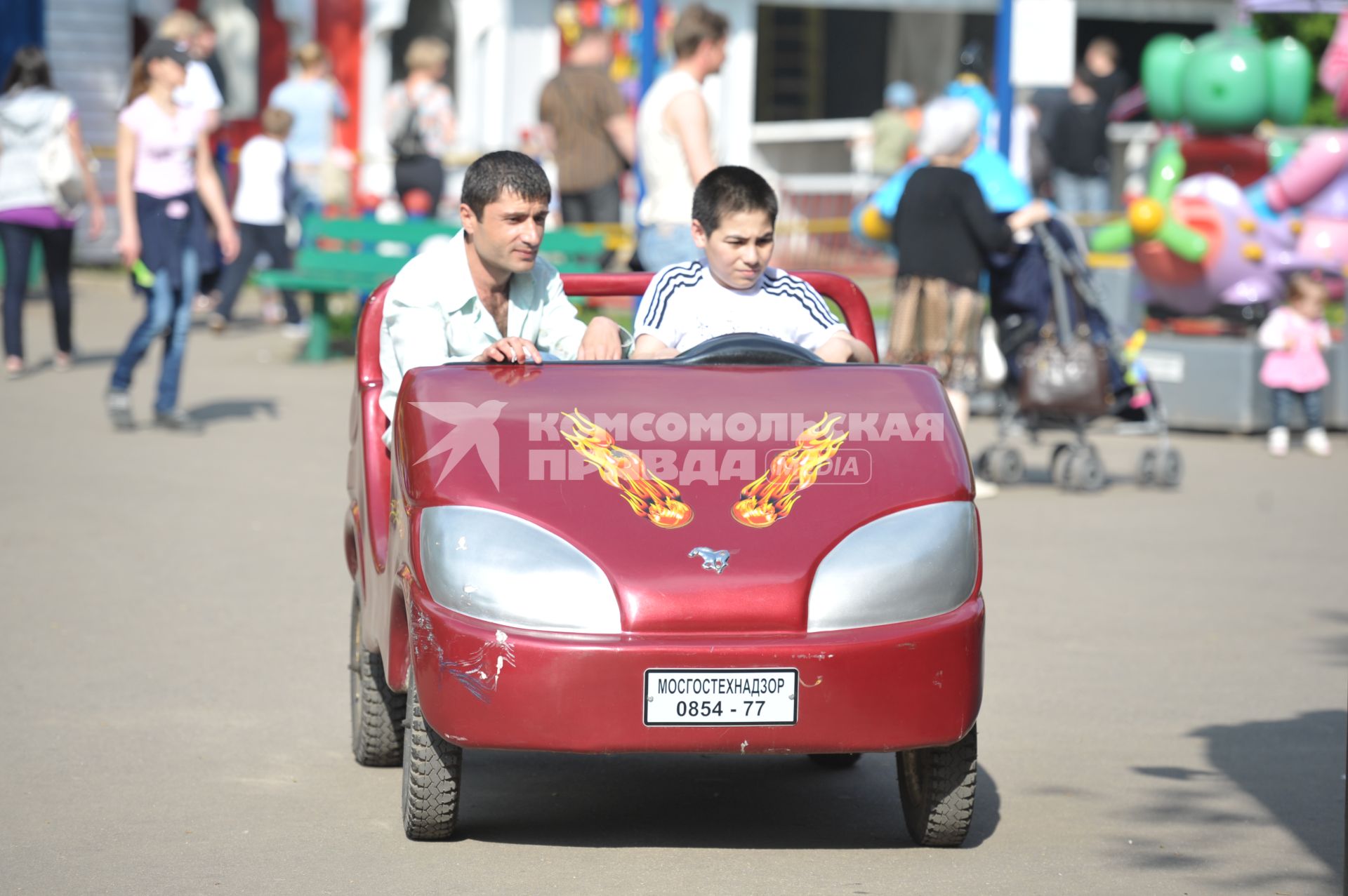 Отдых горожан в парке Дружбы,  21 мая 2011 года, Москва