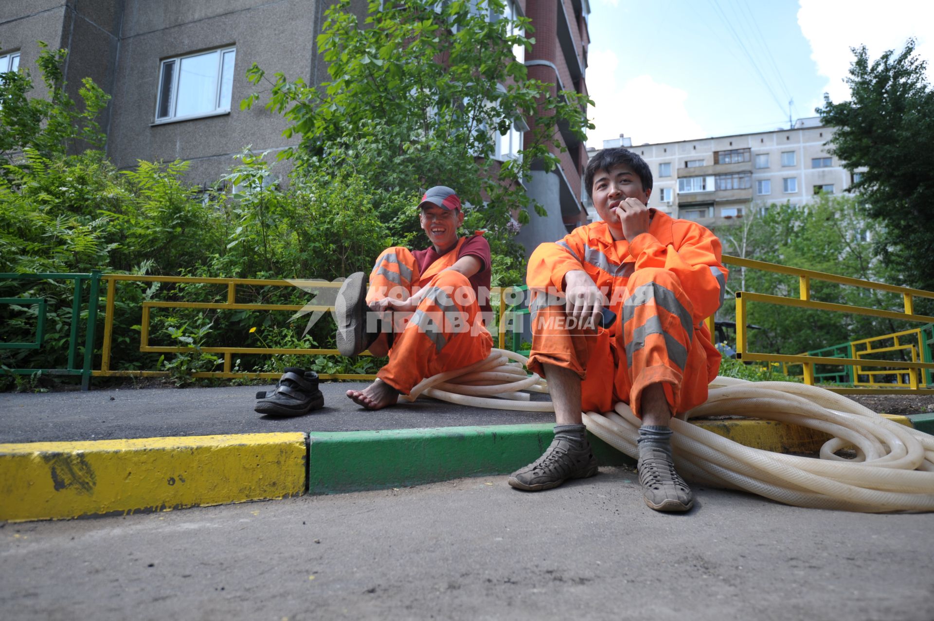 Гастарбайтеры сидят у дома на асфальте, Москва,21 мая  2011 года