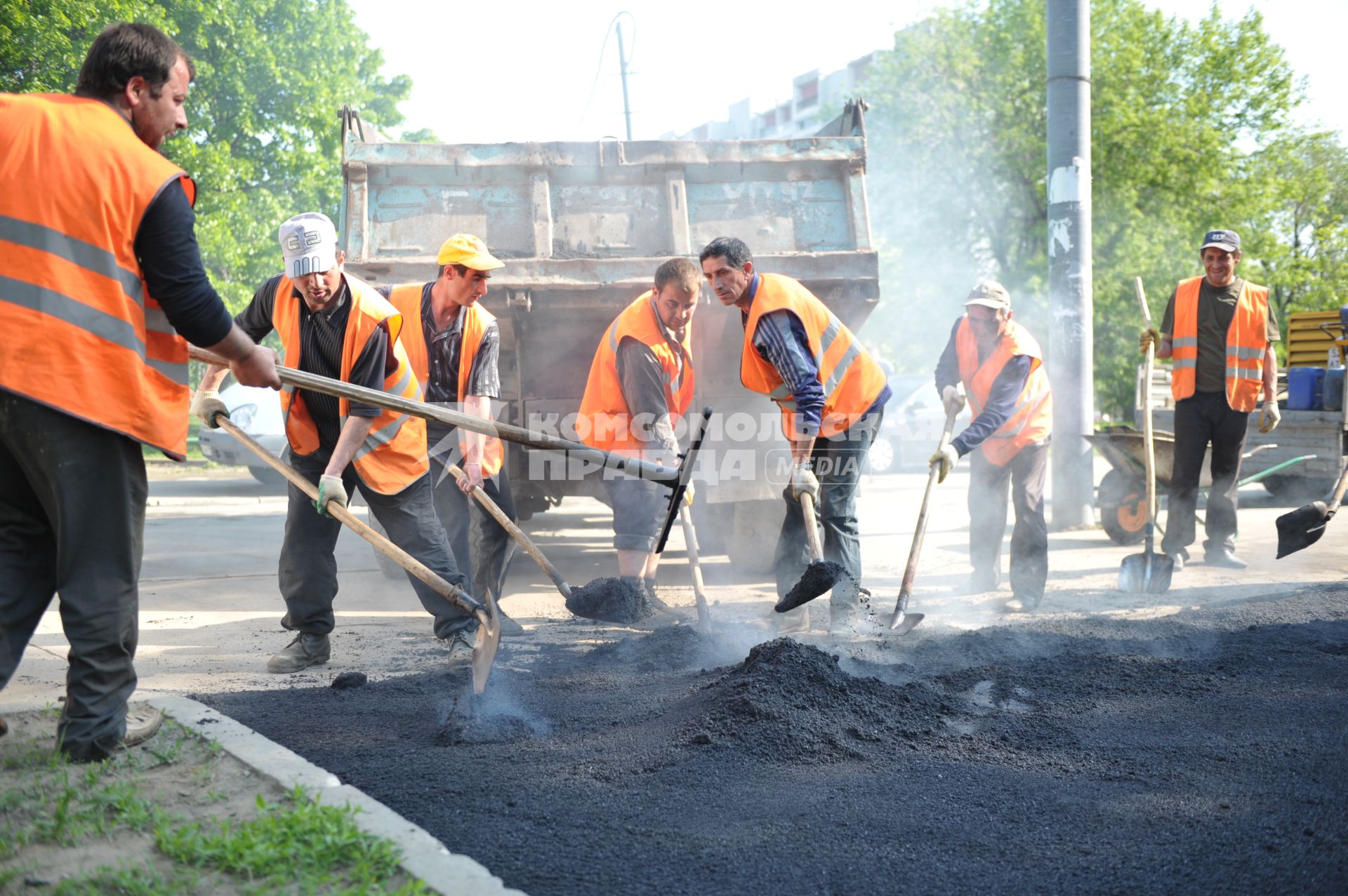 Гастарбайтеры кладут асфальт на пешеходную дорожку, Москва, 21 мая 2011 года