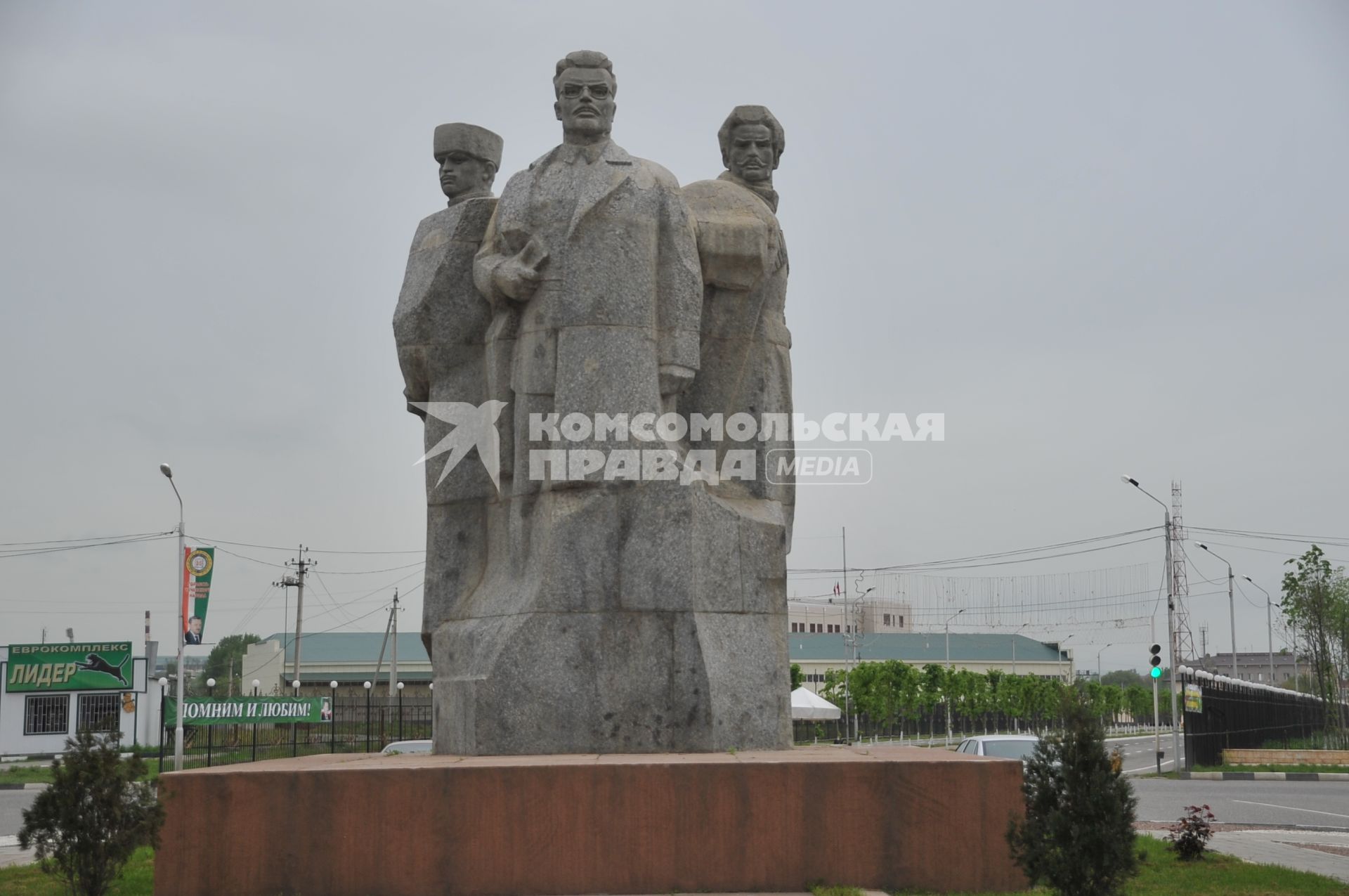 10 мая 2011 г. Чеченская республика. Город Грозный. Памятник Дружбы Народов.