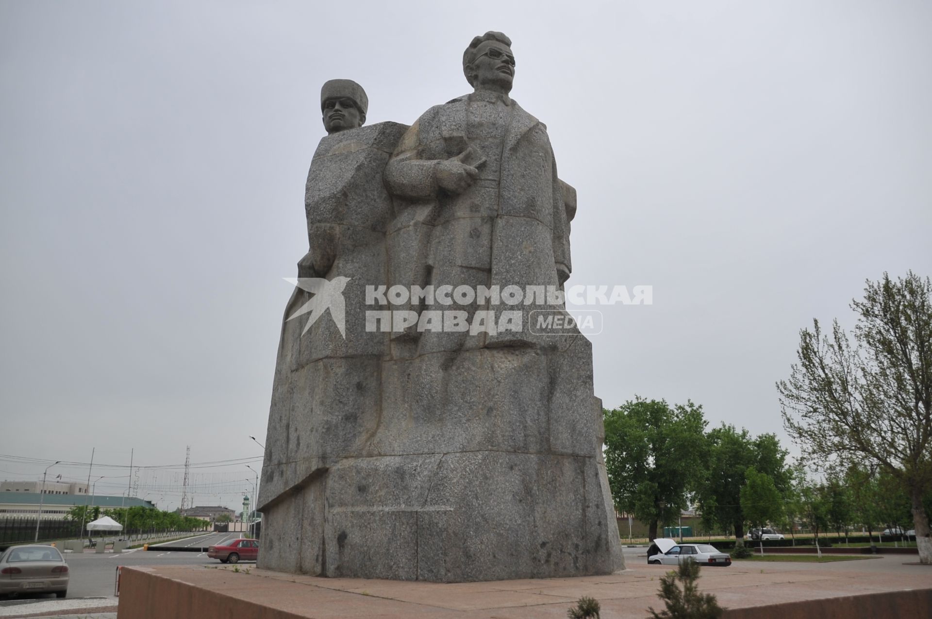 10 мая 2011 г. Чеченская республика. Город Грозный. Памятник Дружбы Народов.