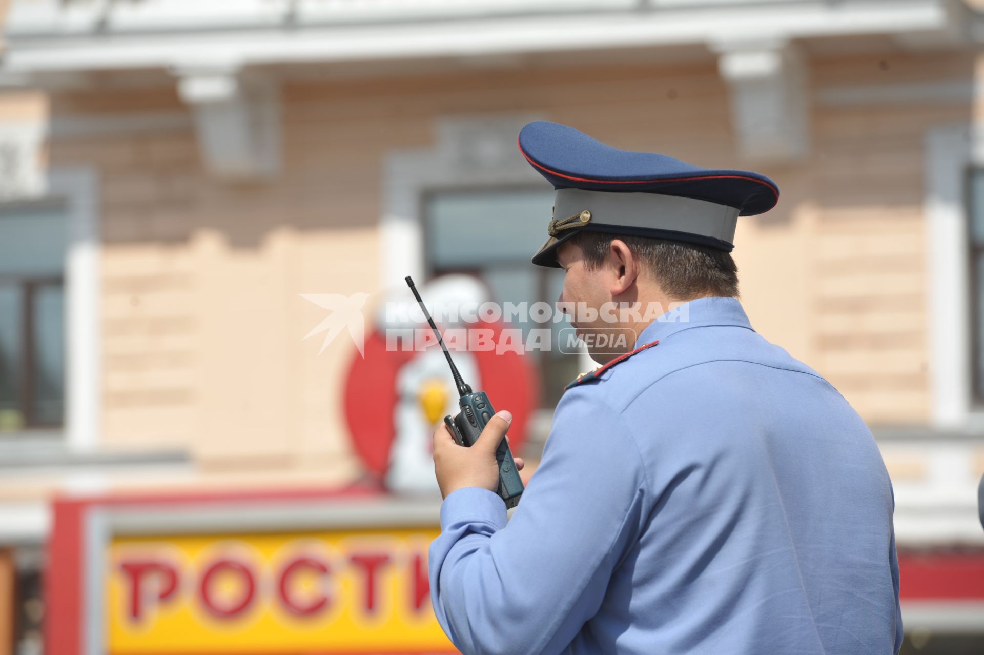 Полицейский разговаривает по рации, Москва, 09 июня 2011 года