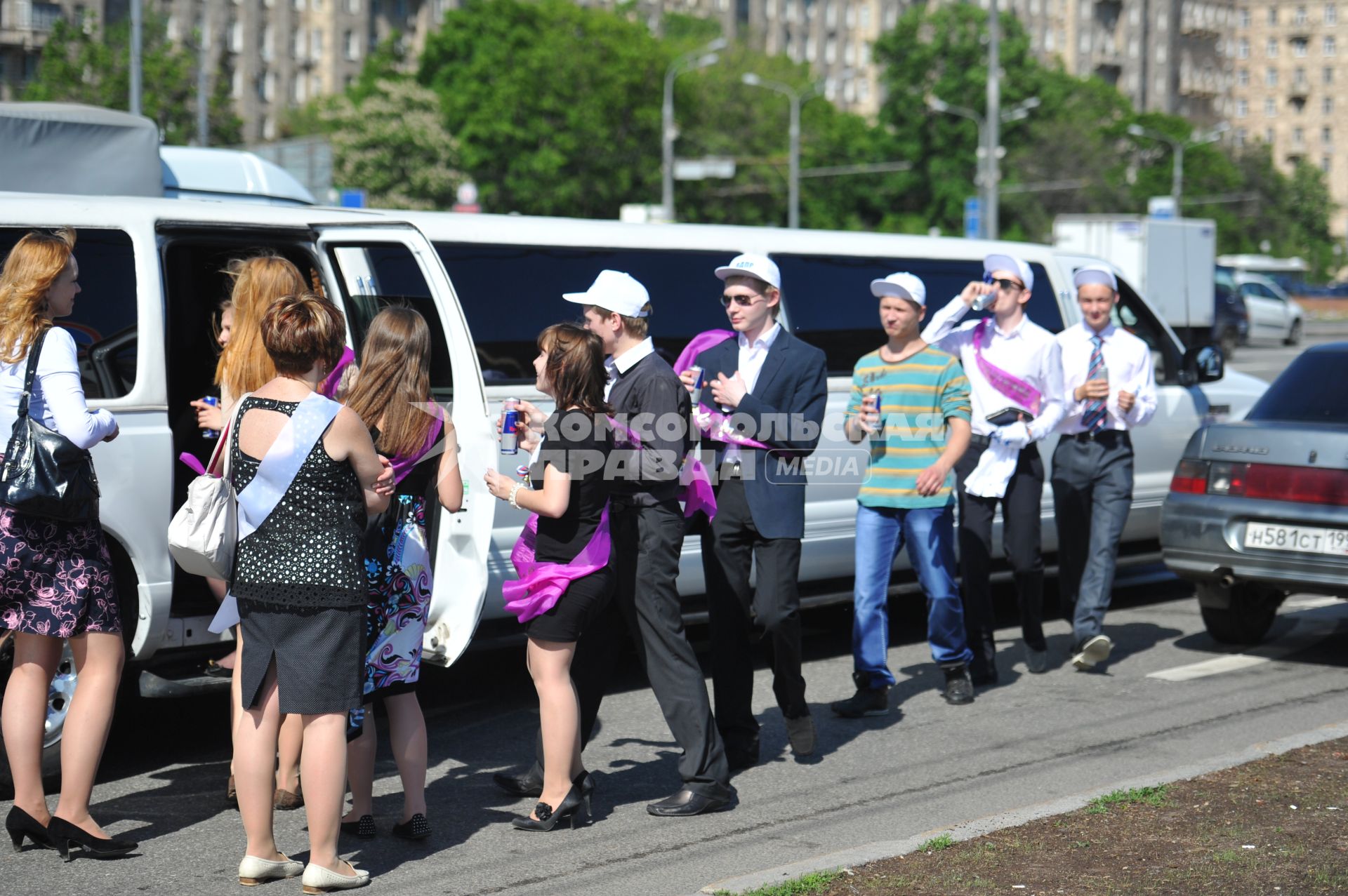 Московские выпускники катаютя на лимузине в День последнего звонка.  25 мая 2011 г.