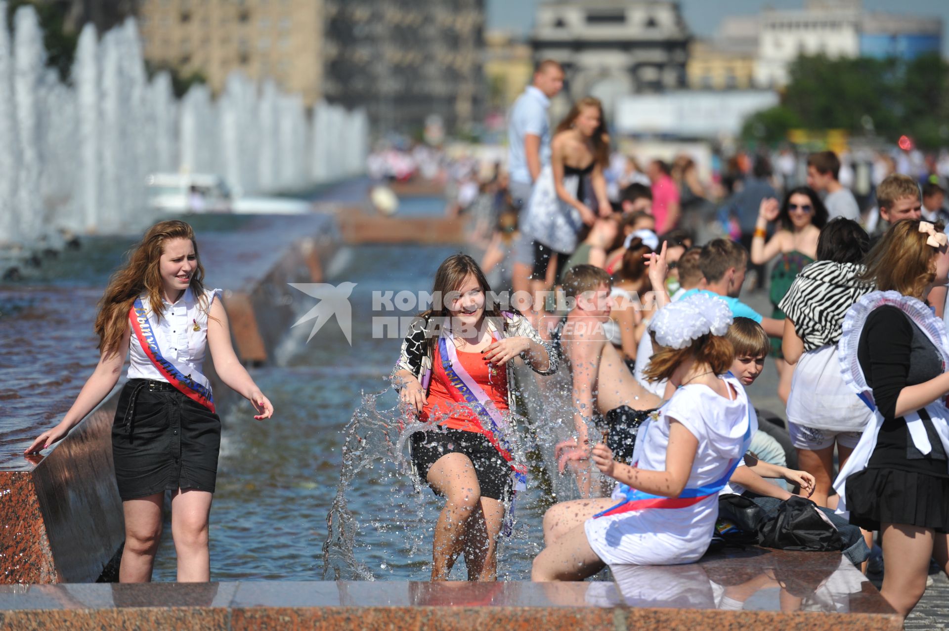 Московские выпускницы на Поклонной горе в День последнего звонка. Выпускницы в фонтане. 25 мая 2011 г.