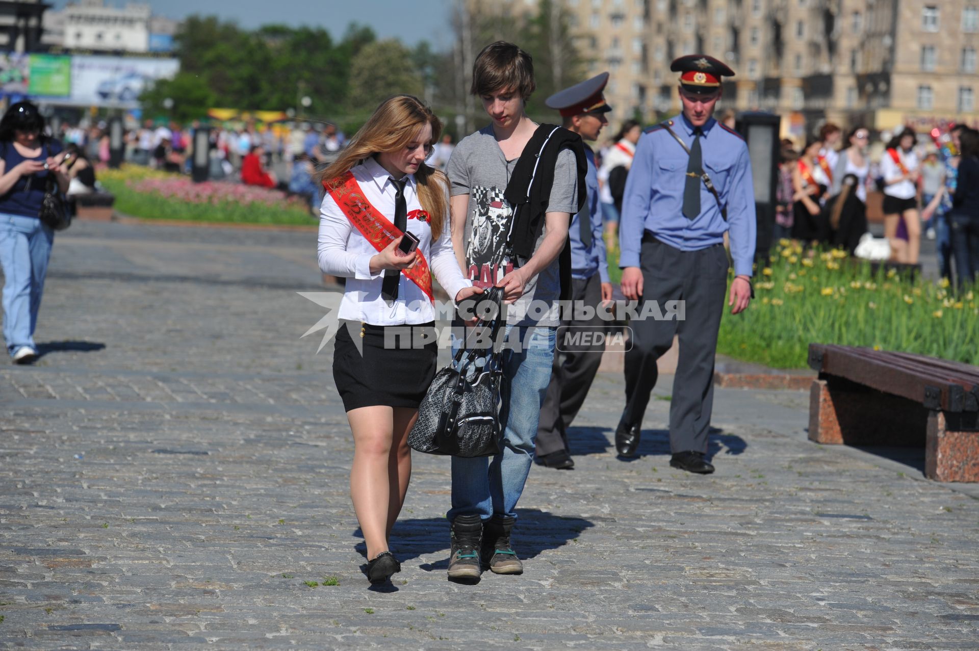 Московские выпускники на Поклонной горе в день последнего звонка. Полиция следит за порядком. 25 мая 2011 г.