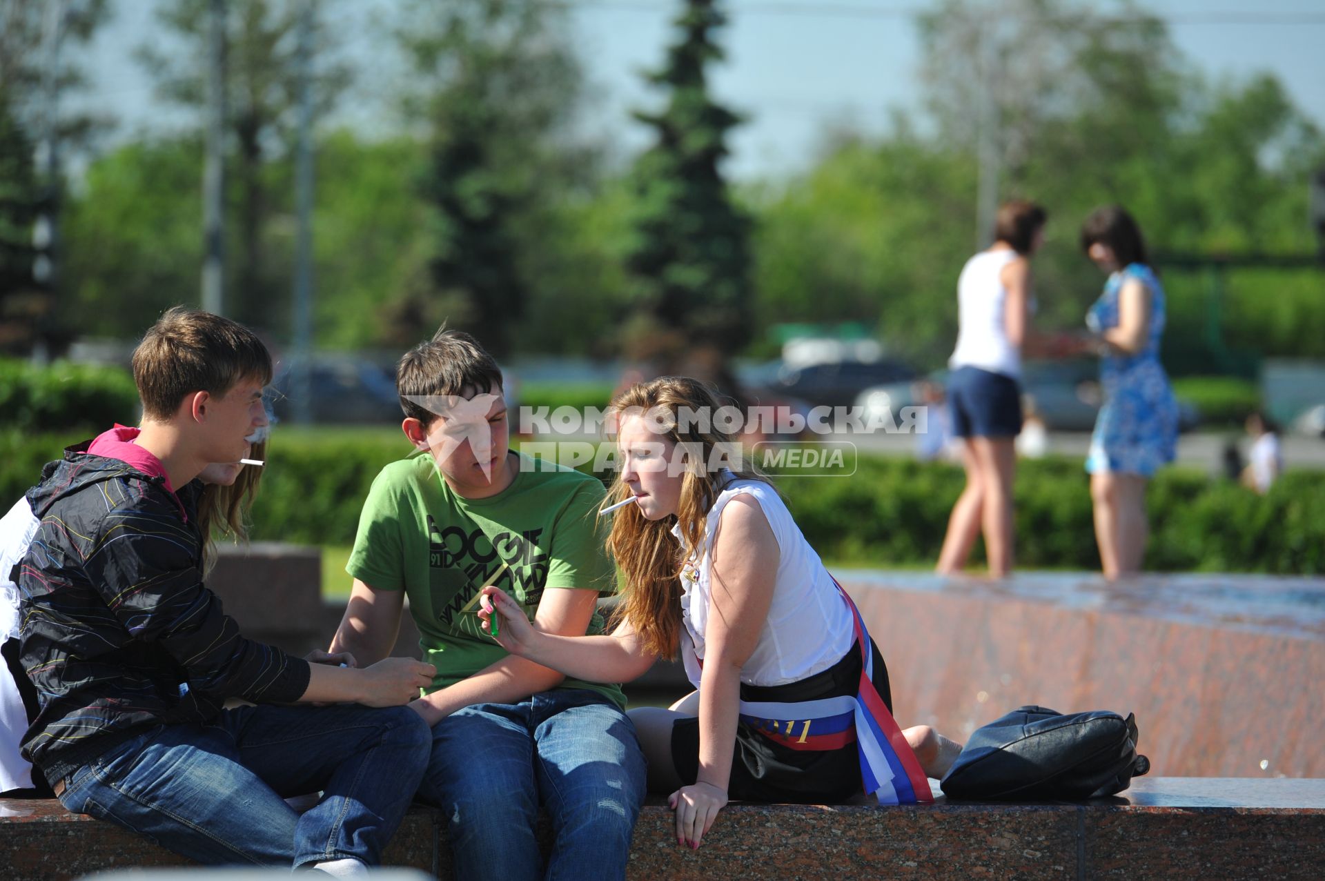 Московские выпускники на Поклонной горе в день последнего звонка.  Курящая молодежь. 25 мая 2011 г.