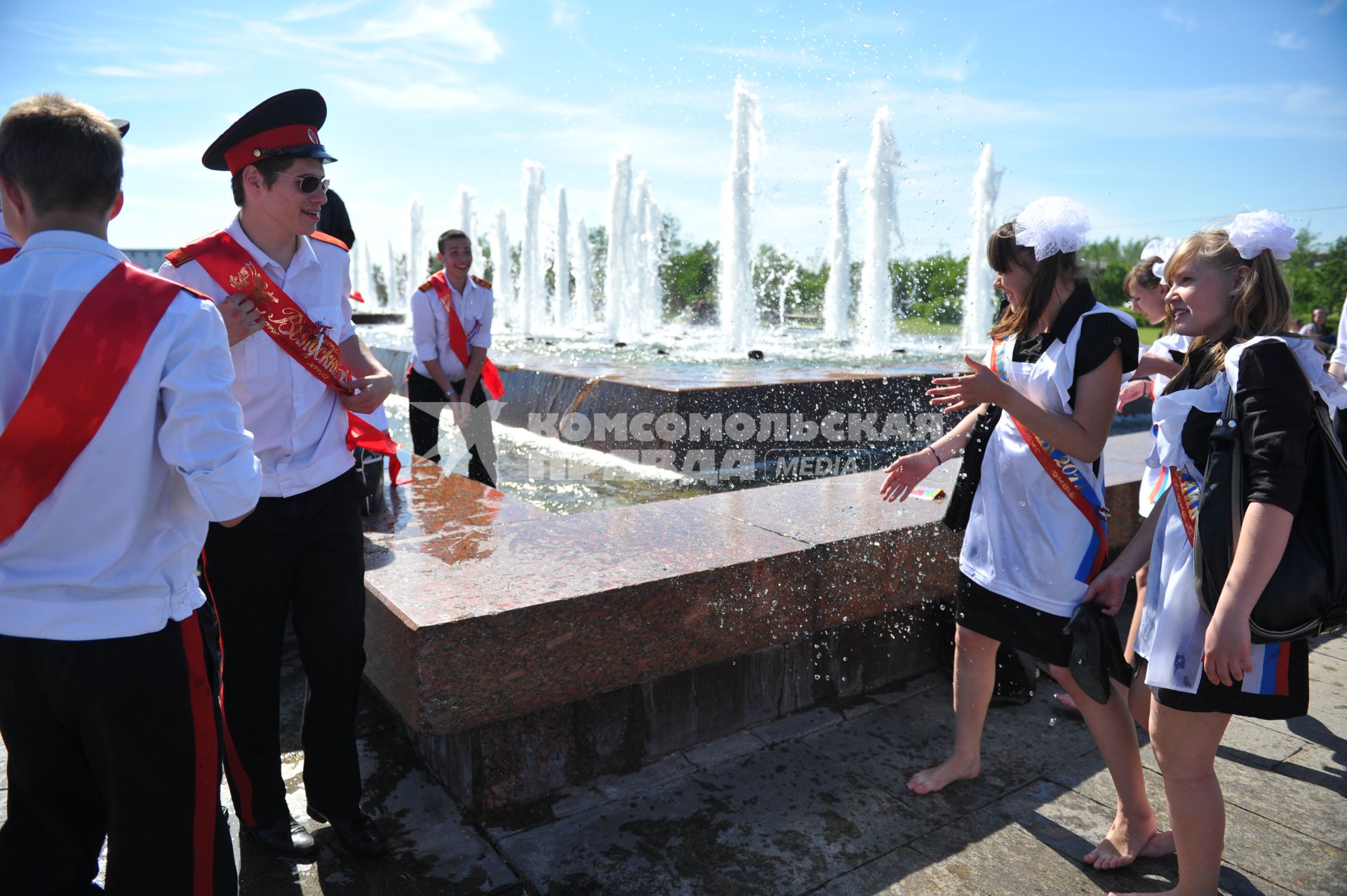 Московские выпускники на Поклонной горе в день последнего звонка. Суворовцы. Фонтан.  25 мая 2011 г.