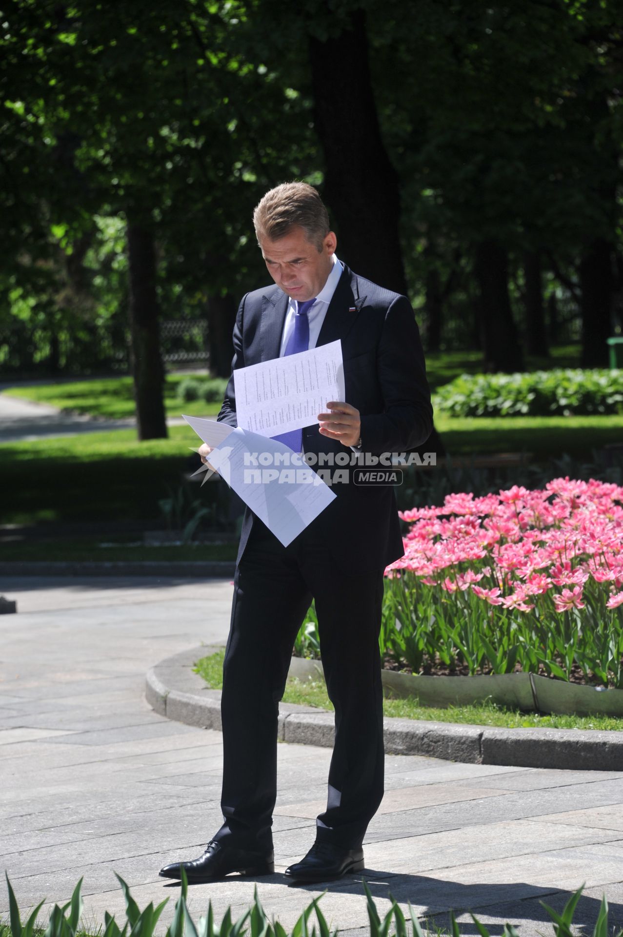 Адвокат Павел Астахов - в Тайнинском саду Московского Кремля. 25 мая 2011 г.