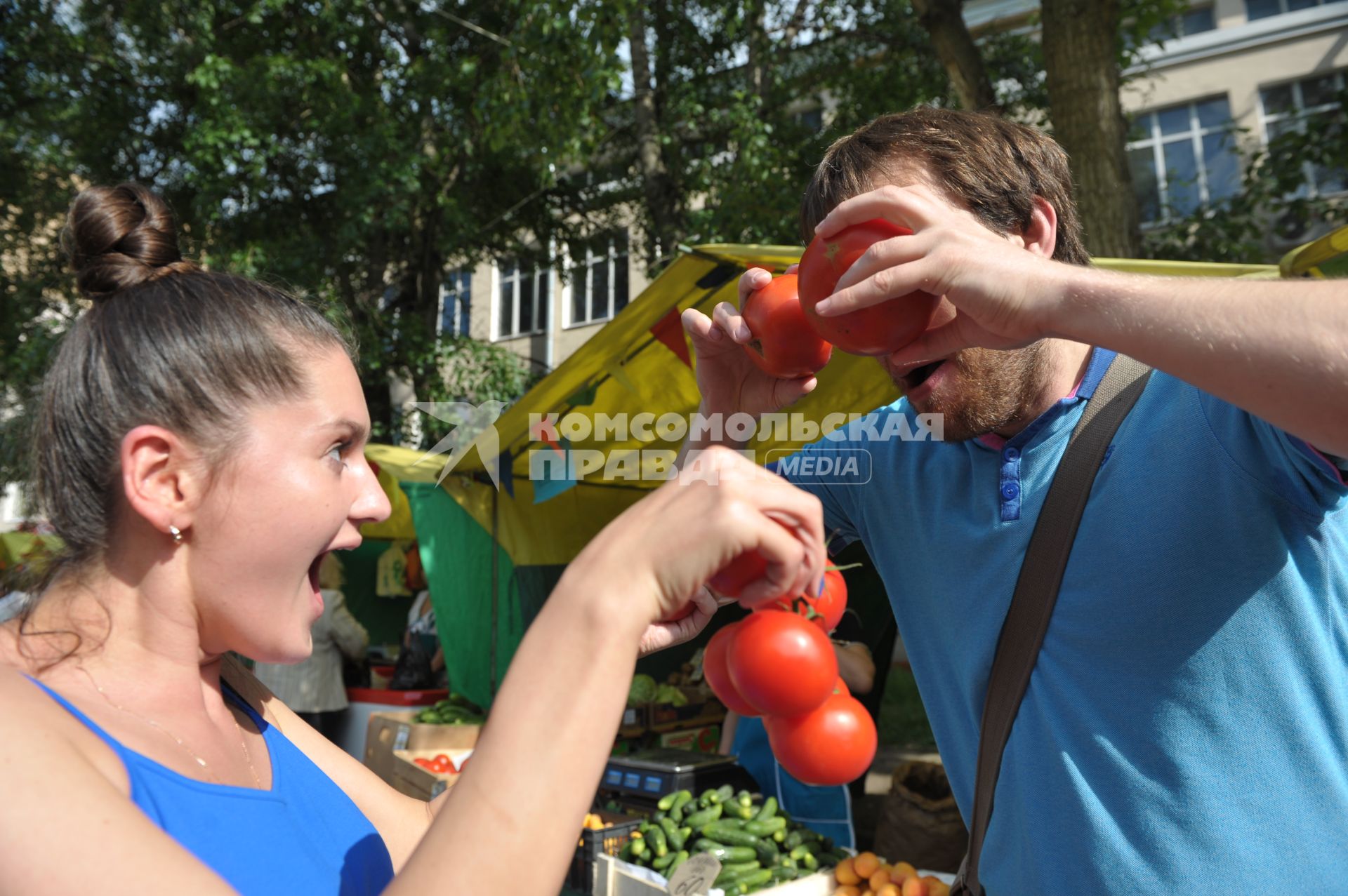 Молодой человек и девушка с помидорами в руках,  Москва,10 июня 2011 года