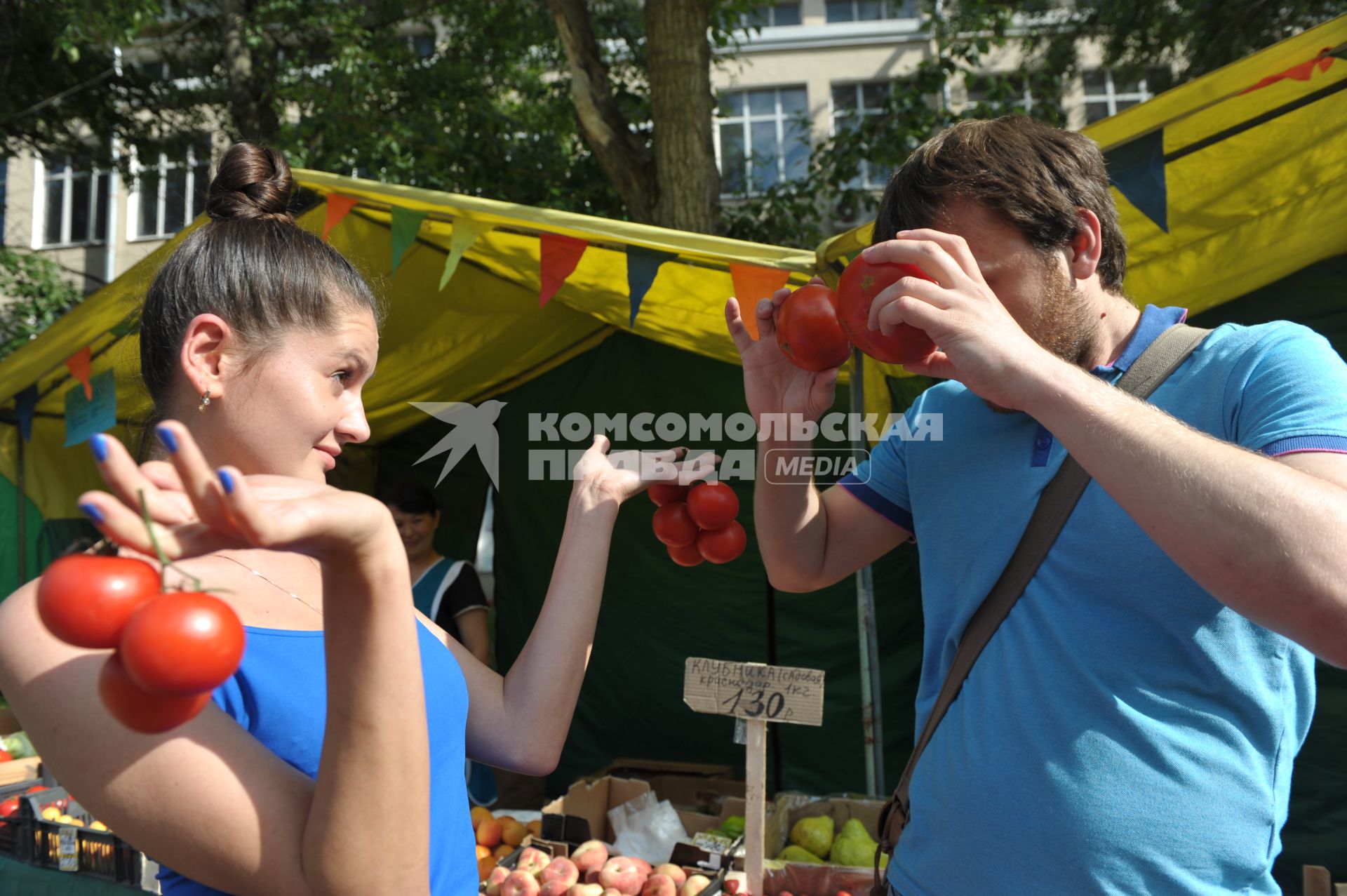 Молодой человек и девушка с помидорами в руках,  Москва,10 июня 2011 года