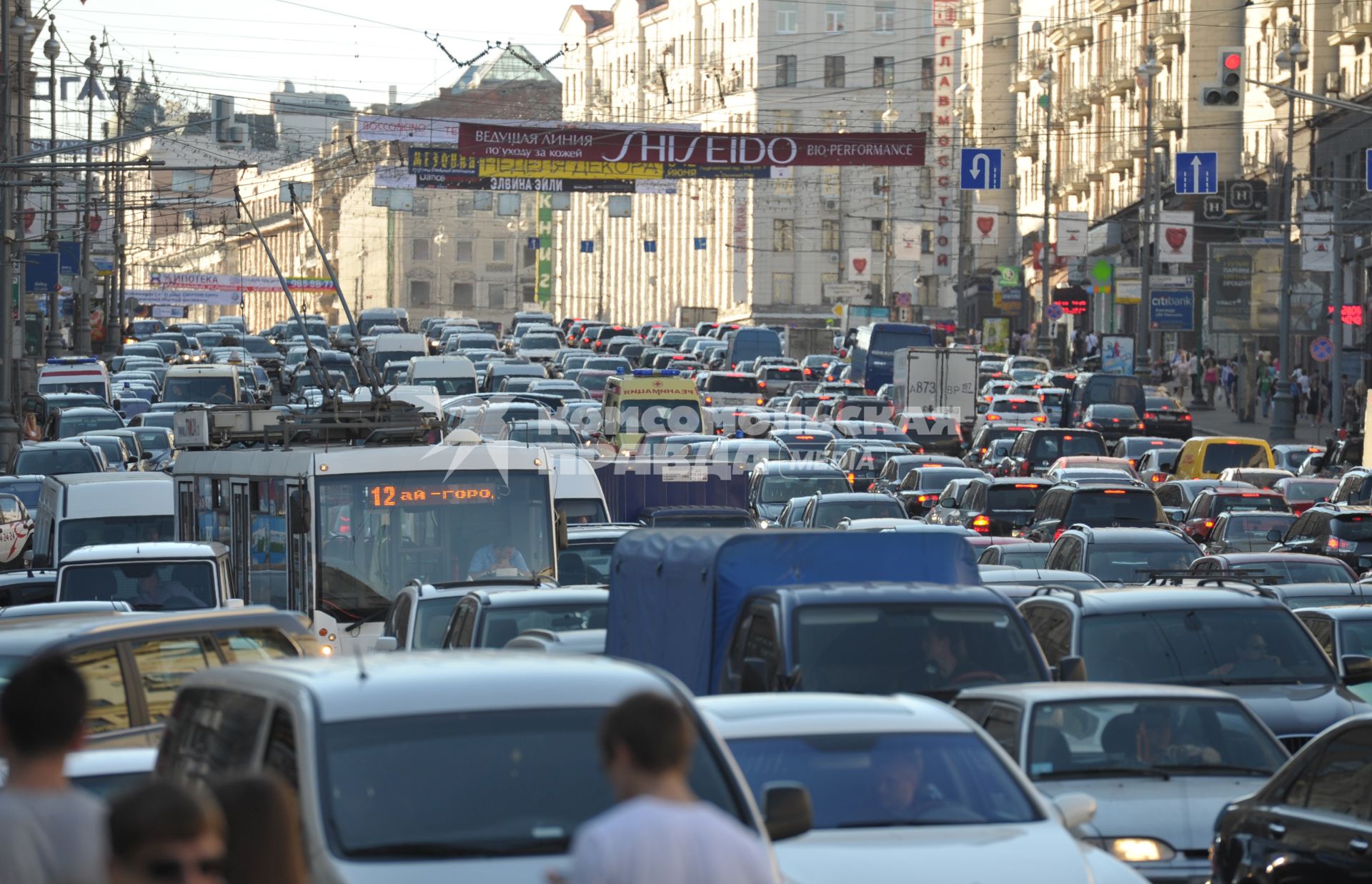 Машина реанимация и троллейбус стоит в пробке на Тверской улице. 1 июня 2011 года