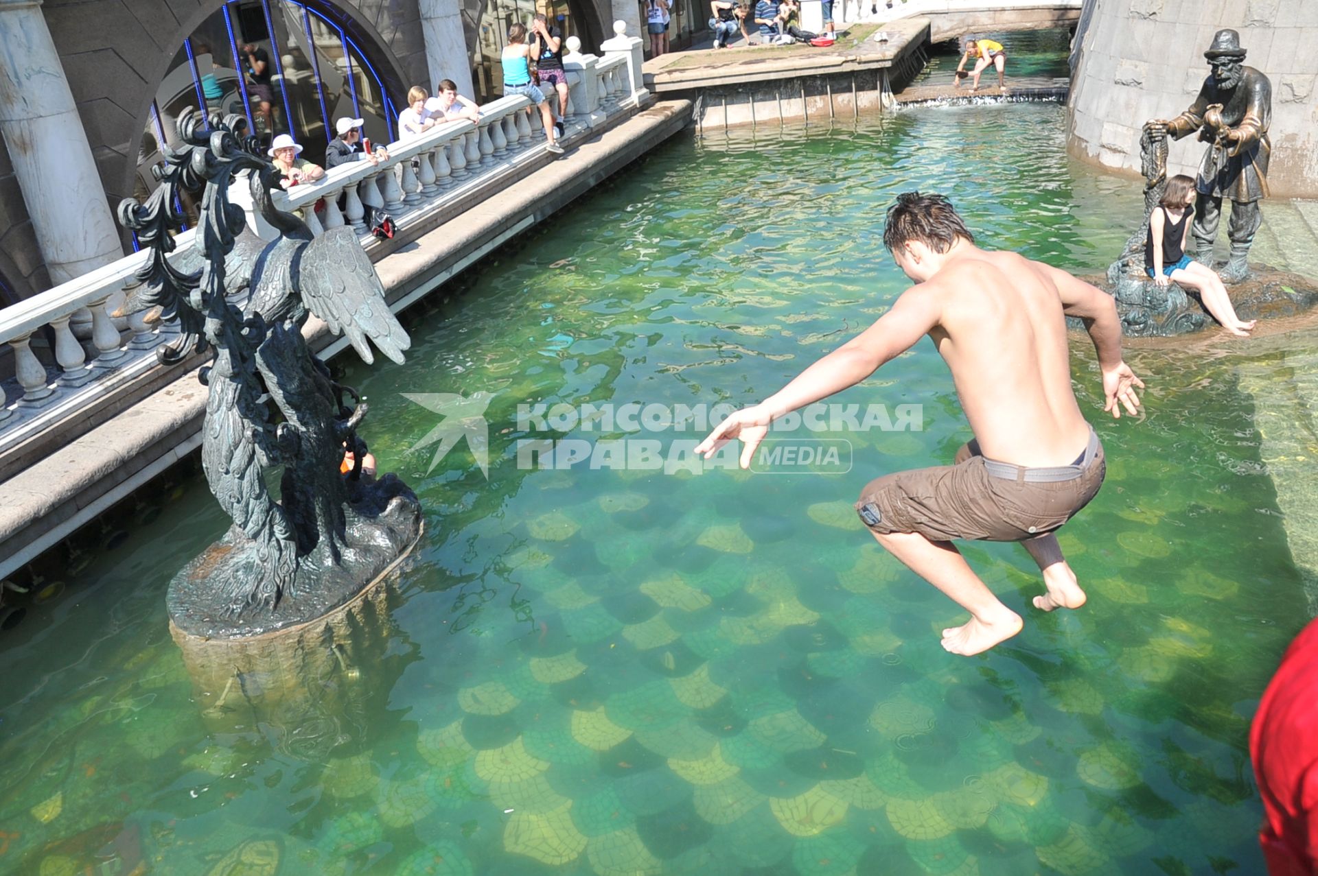 Молодой человек прыгает в воду. 2 июня 2011 года.