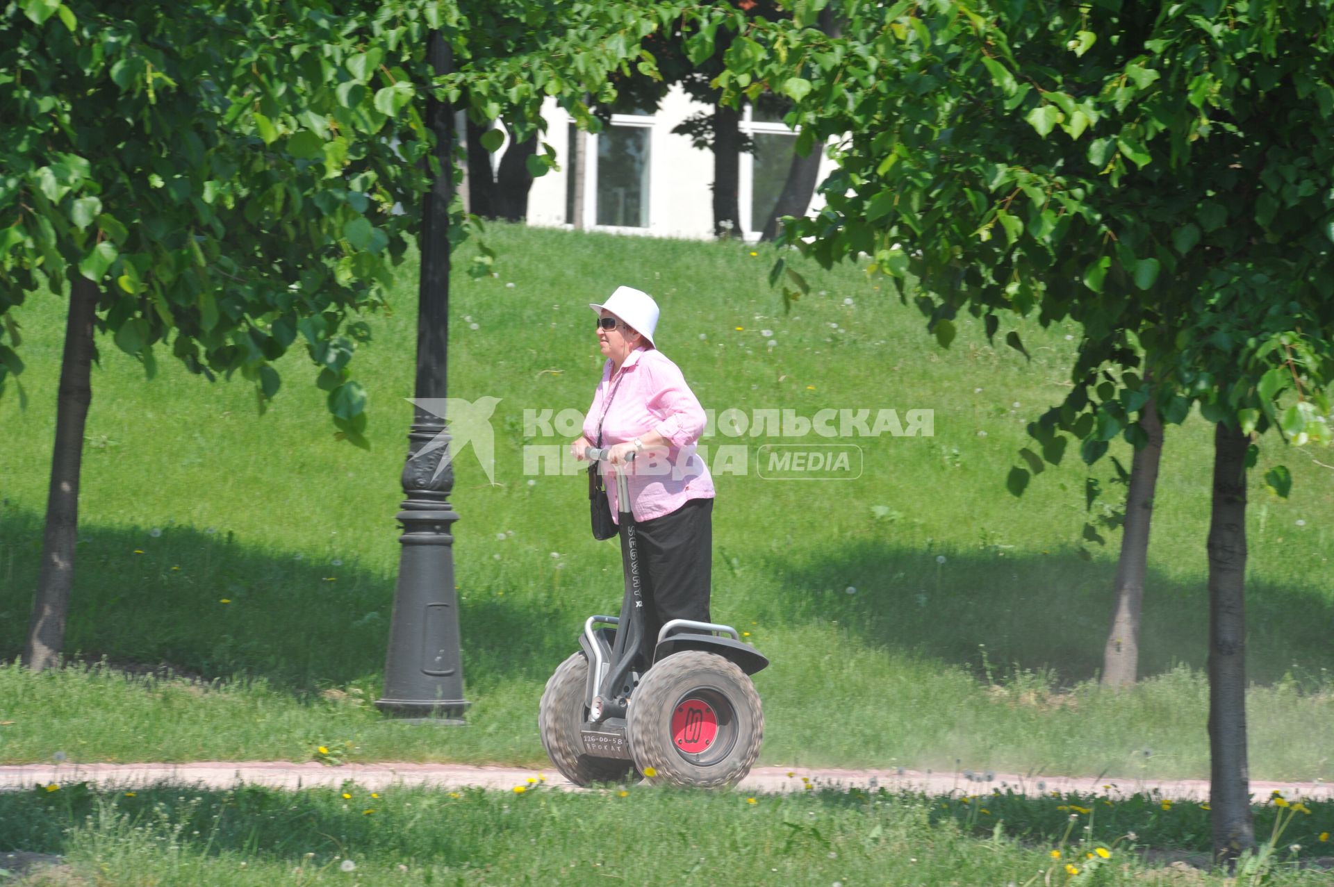 Прогулка на сигвее в парке  Царицыно. Садово-парковый сегвей. Женщина едет на сигвее. Экскурсия по парку. 28 мая 2011 г.