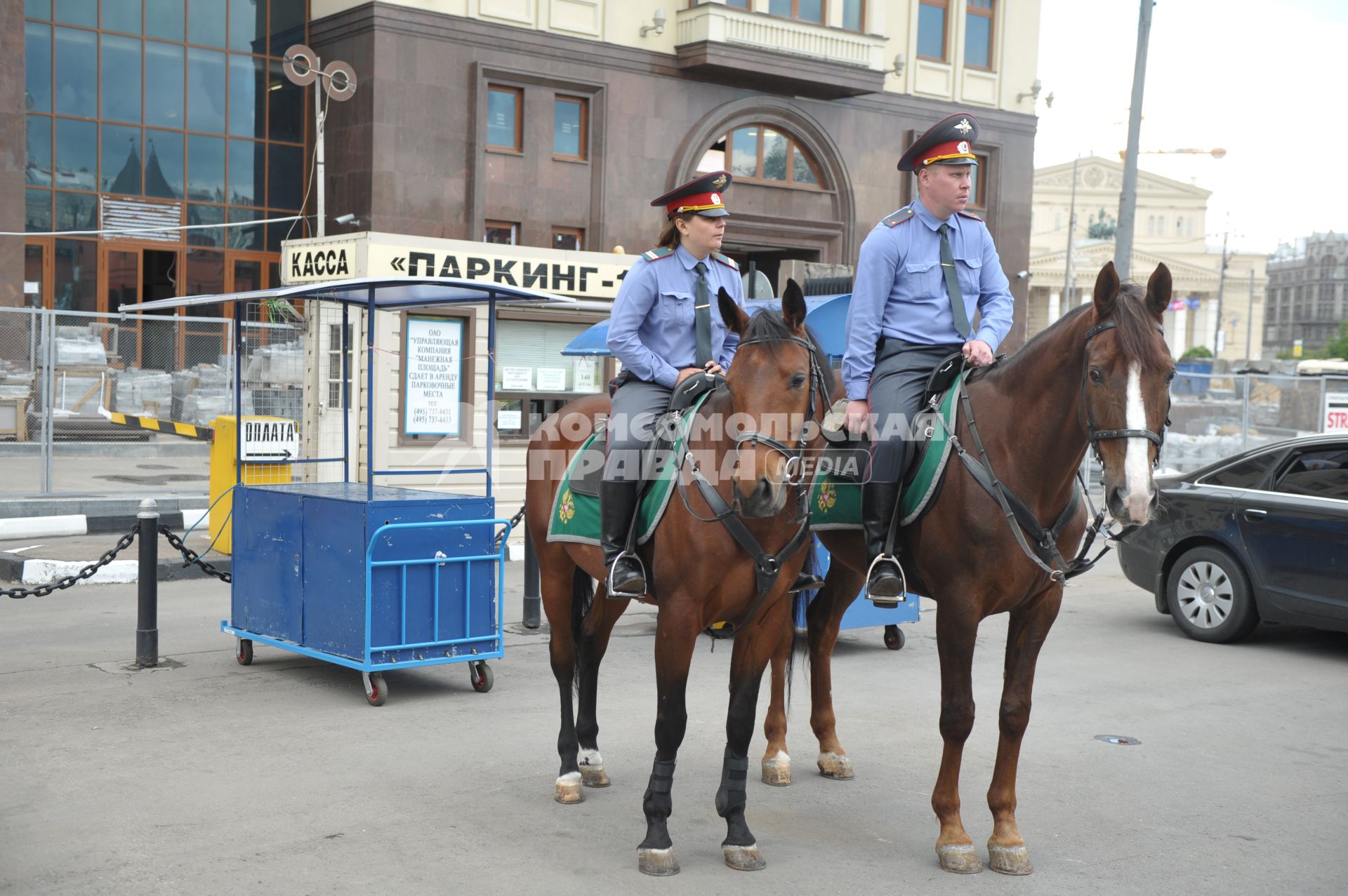 Конная полиция на улице города, Москва, 22 июня 2011 года