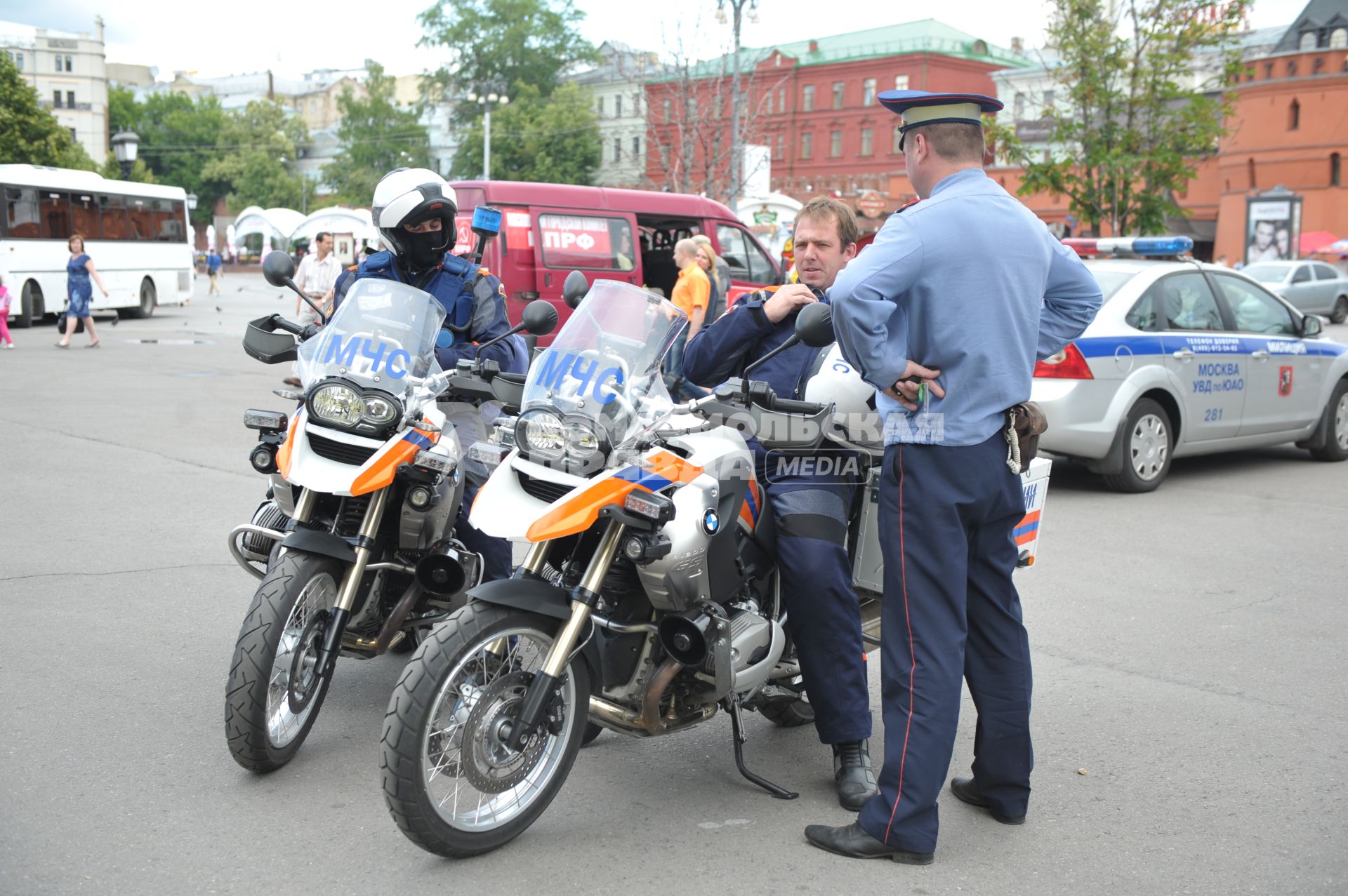 Полицейский стоит у мотоциклов МЧС, Москва, 22 июня 2011 года