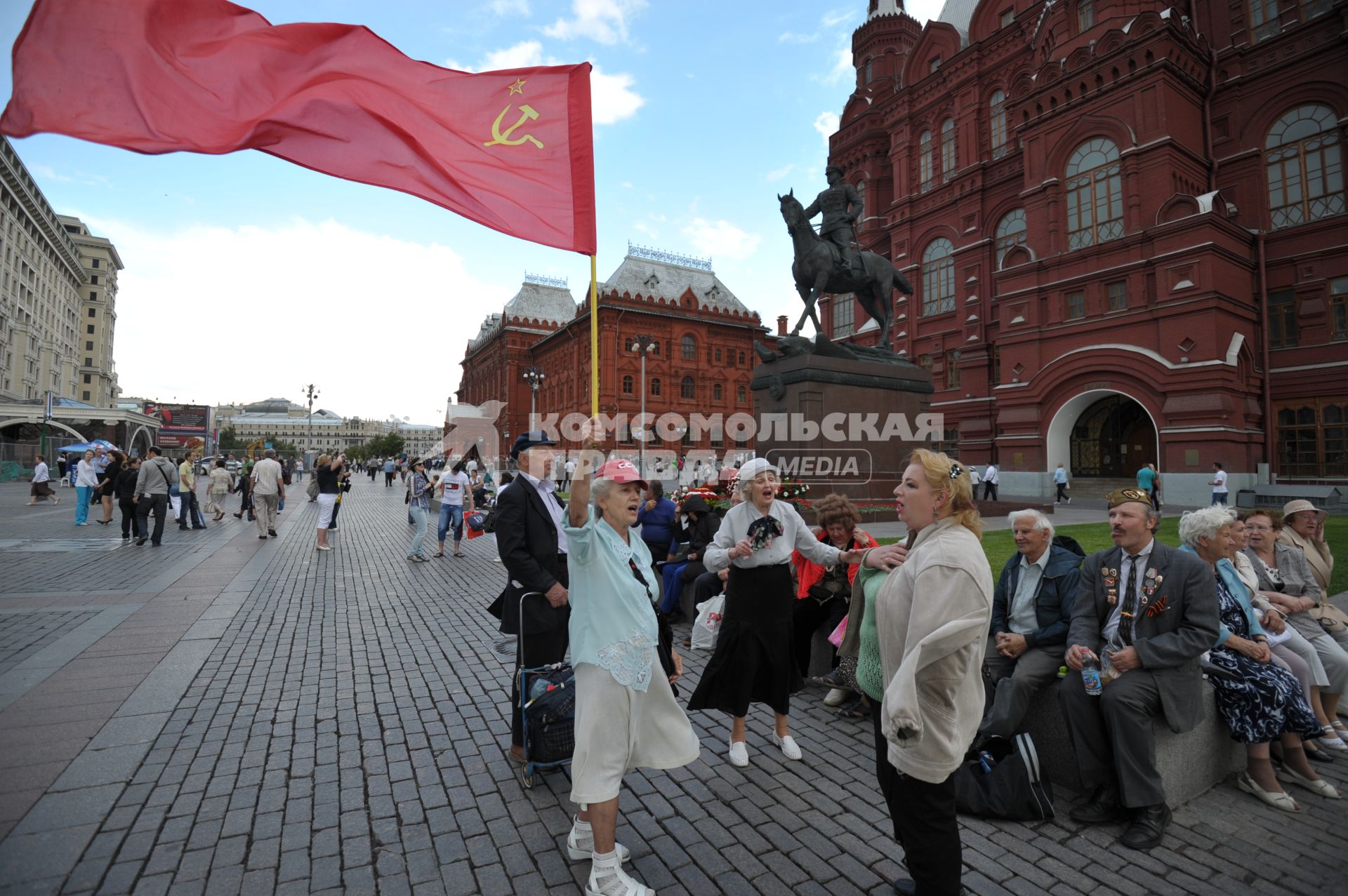 Пенсионеры с красным флагом на манежной площади перед памятником Жукову поют патриотические песни, Москва, 22 июня 2011 года