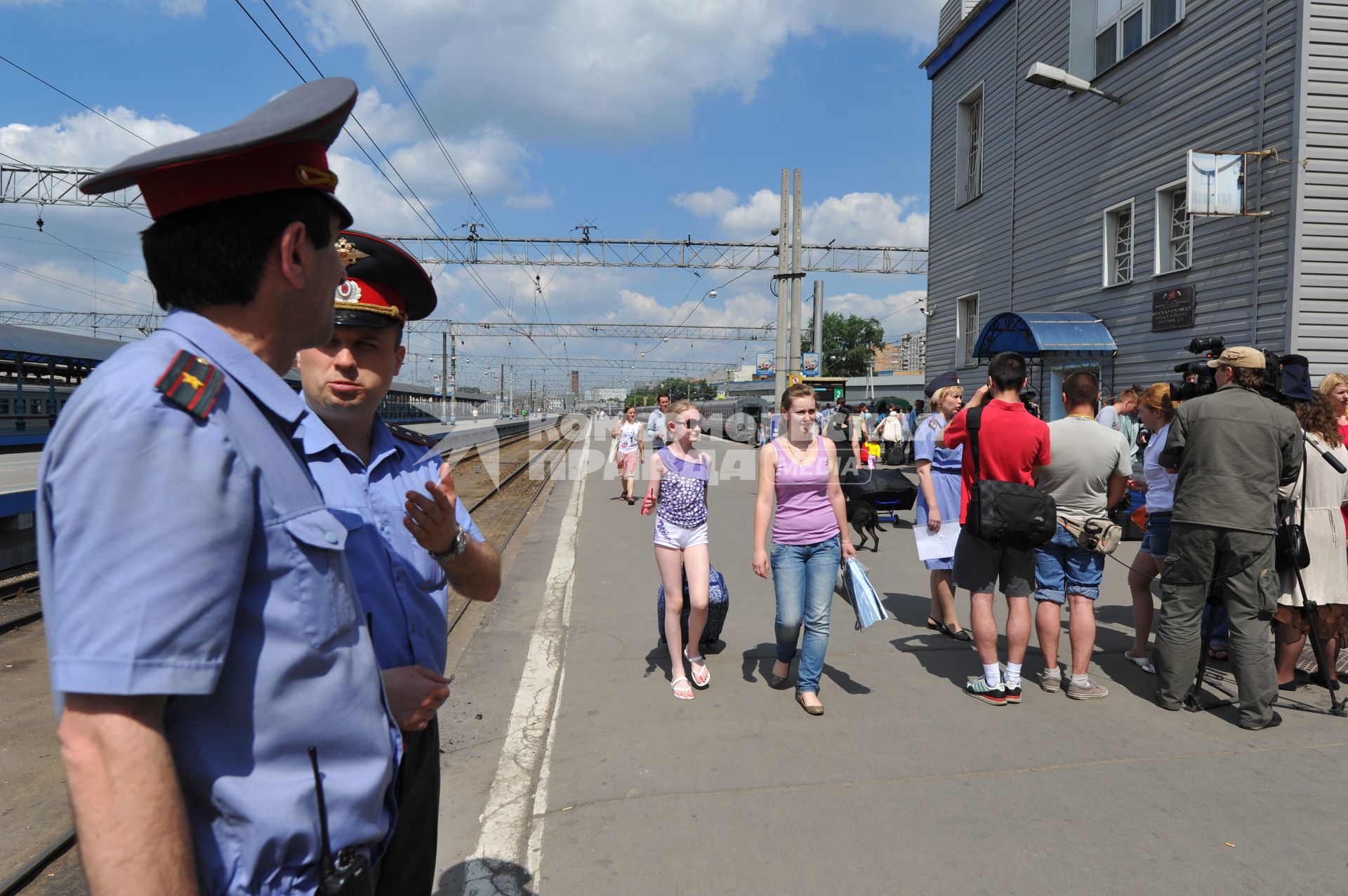 Полицейские на железнодорожном  Ярославском вокзале в Москве. Перрон вокзала. Пассажиры, платформа.