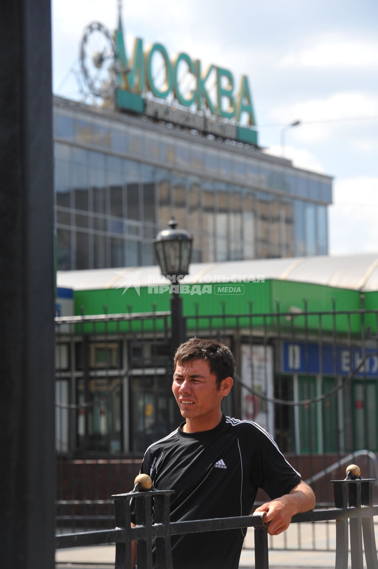 Приезжие в Москву. Пассажиры на железнодорожном  Ярославском вокзале в Москве летом 31 мая 2011 г.