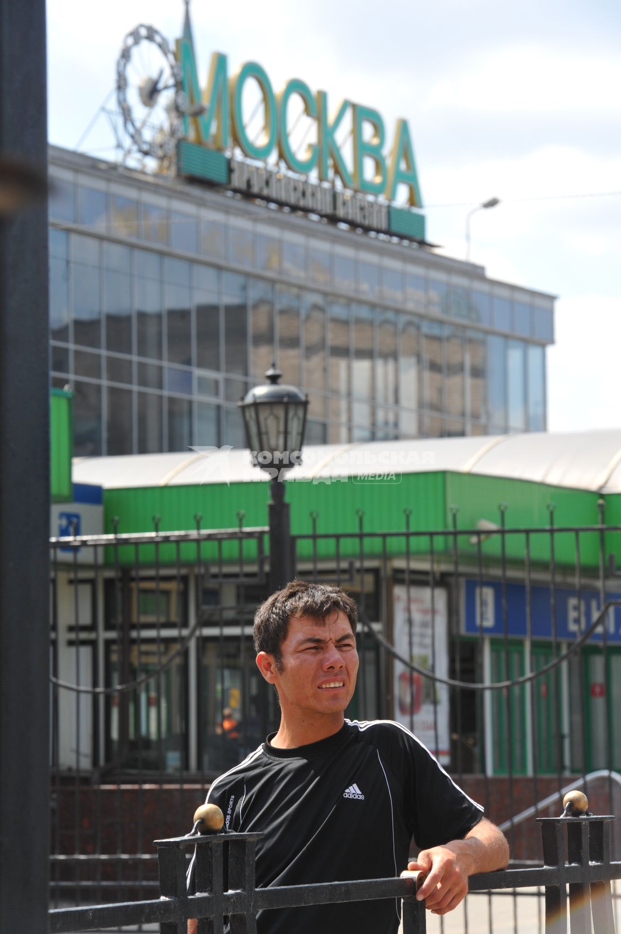 Приезжие в Москву. Пассажиры на железнодорожном  Ярославском вокзале в Москве летом 31 мая 2011 г.