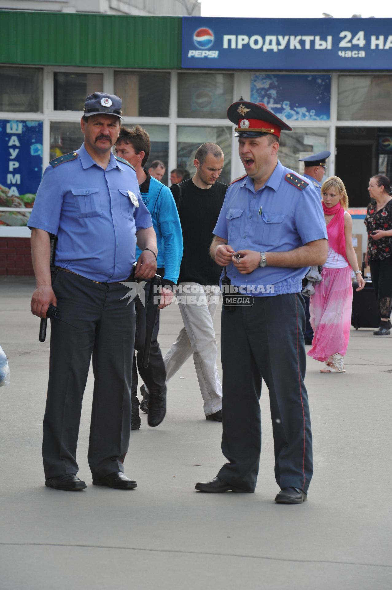 Полицейский зевает. 31 мая 2011 г.