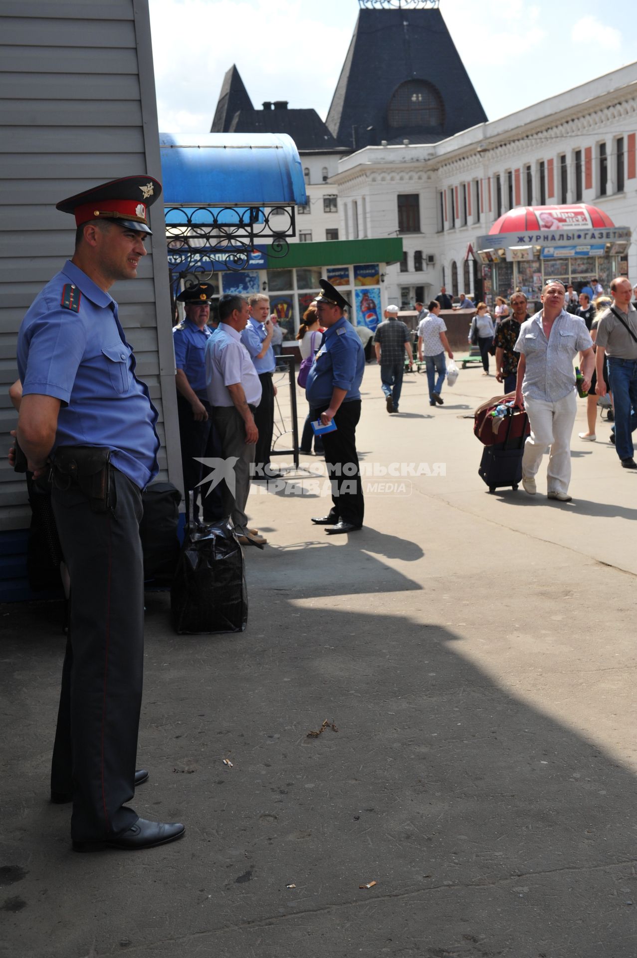 Привокзальная полиция. Пассажиры на железнодорожном  Ярославском вокзале в Москве летом 31 мая 2011 г.