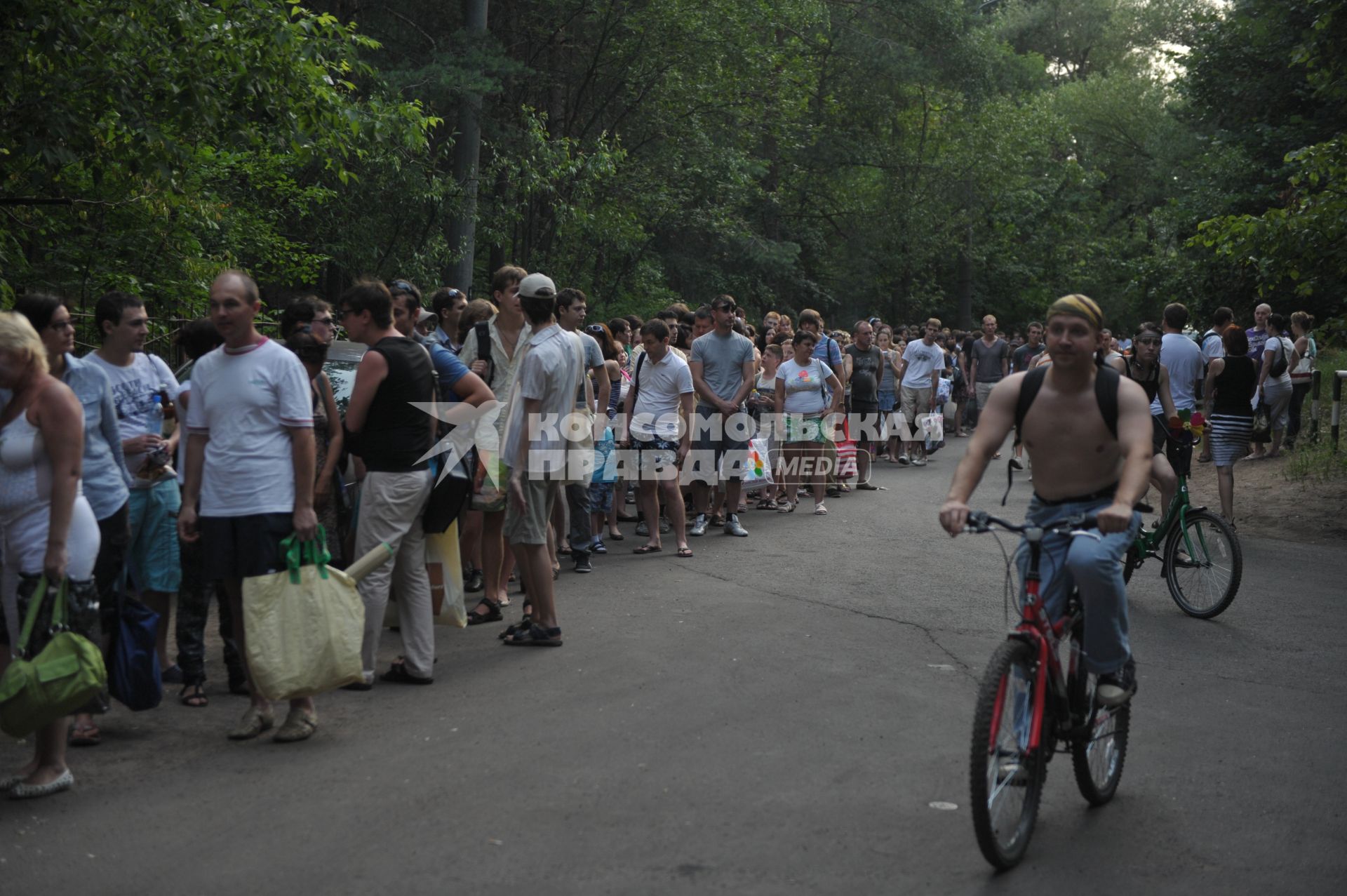 Выходные на пляже в Серебряном бору, Москва, 3 июля  2011 года