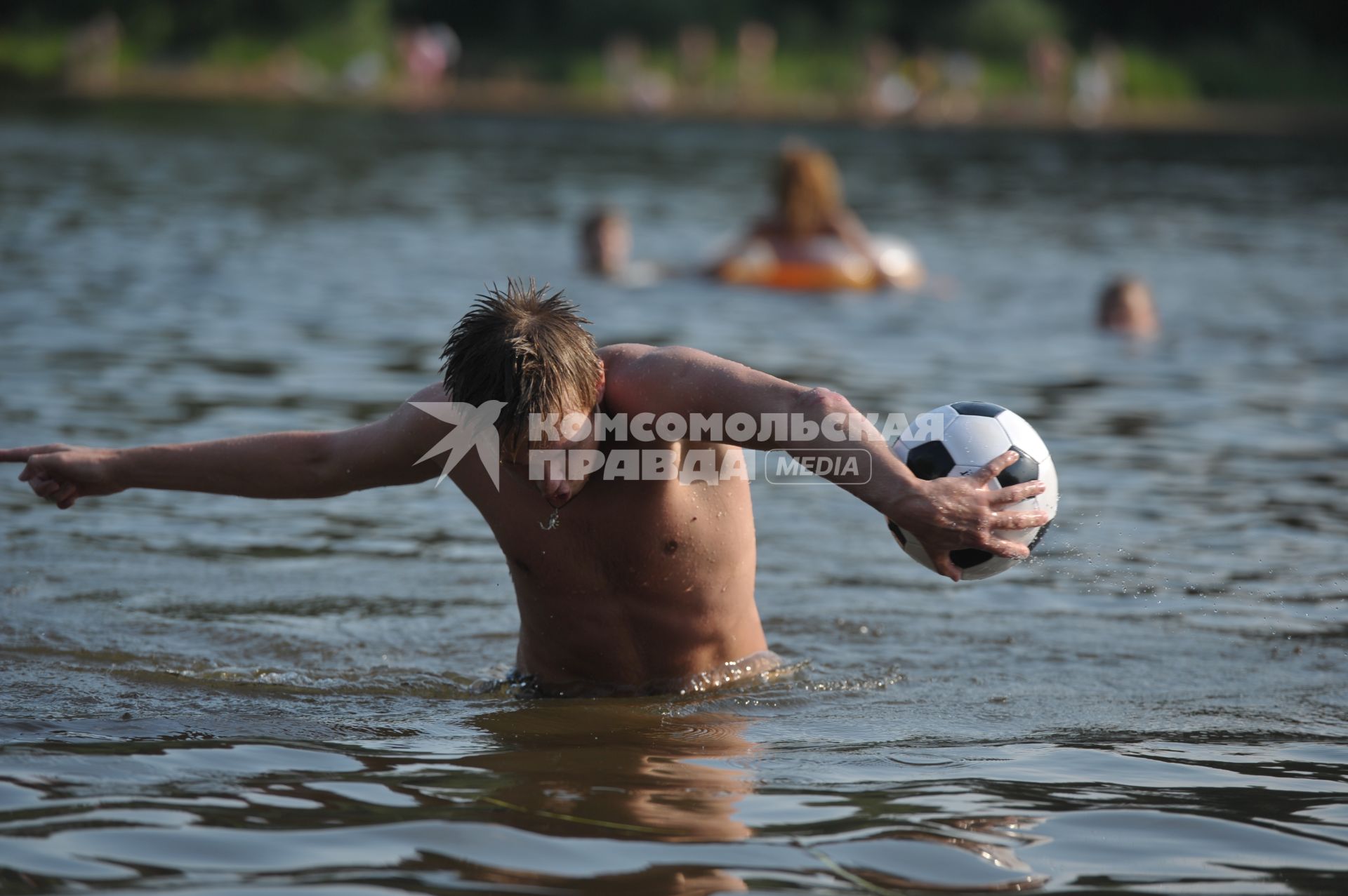 Выходные на пляже в Серебряном бору, Москва, 3 июля  2011 года