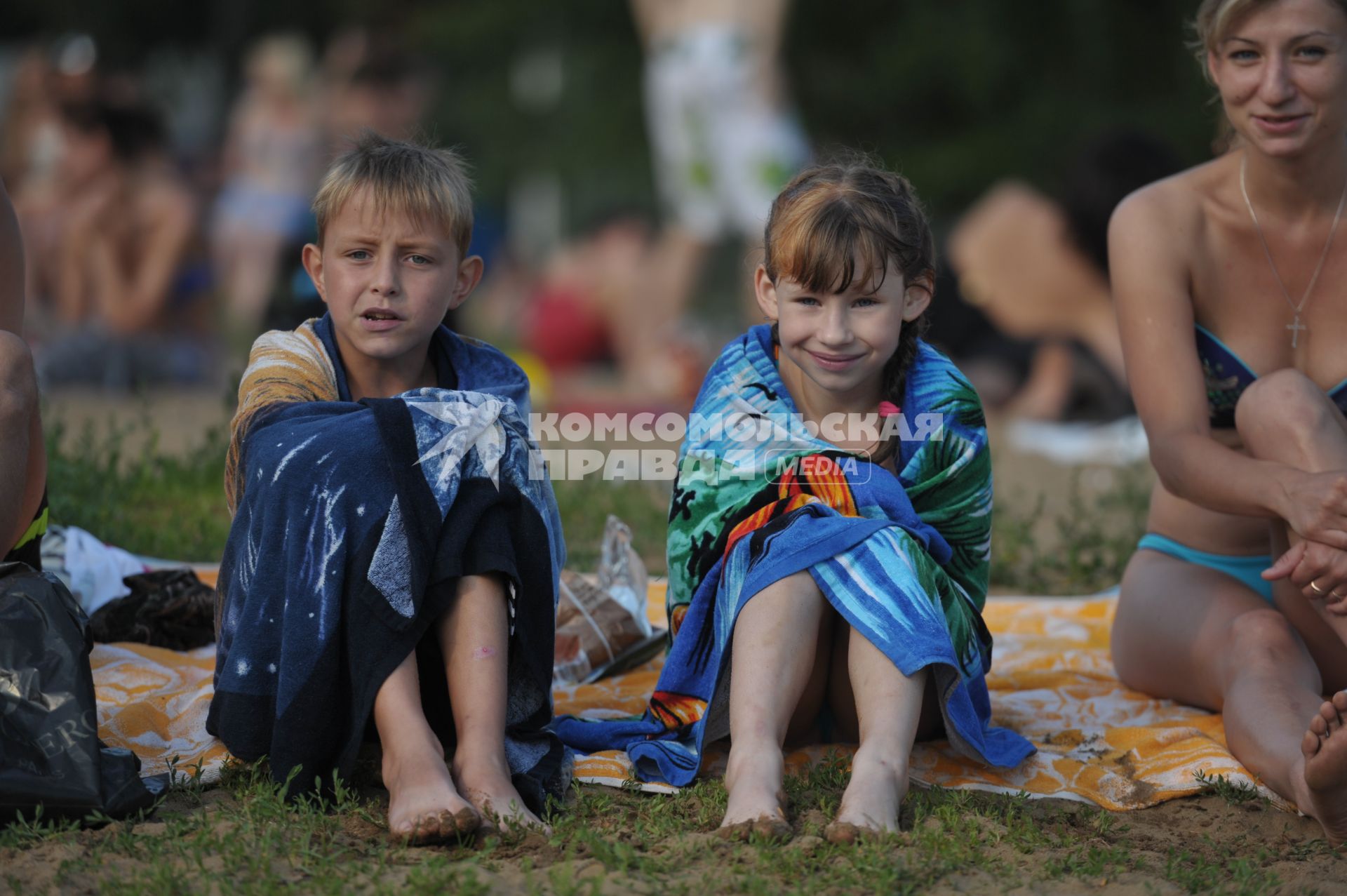 Дети после купания в воде замерзли и закутались в полотенца, Москва, 3 июля 2011 года