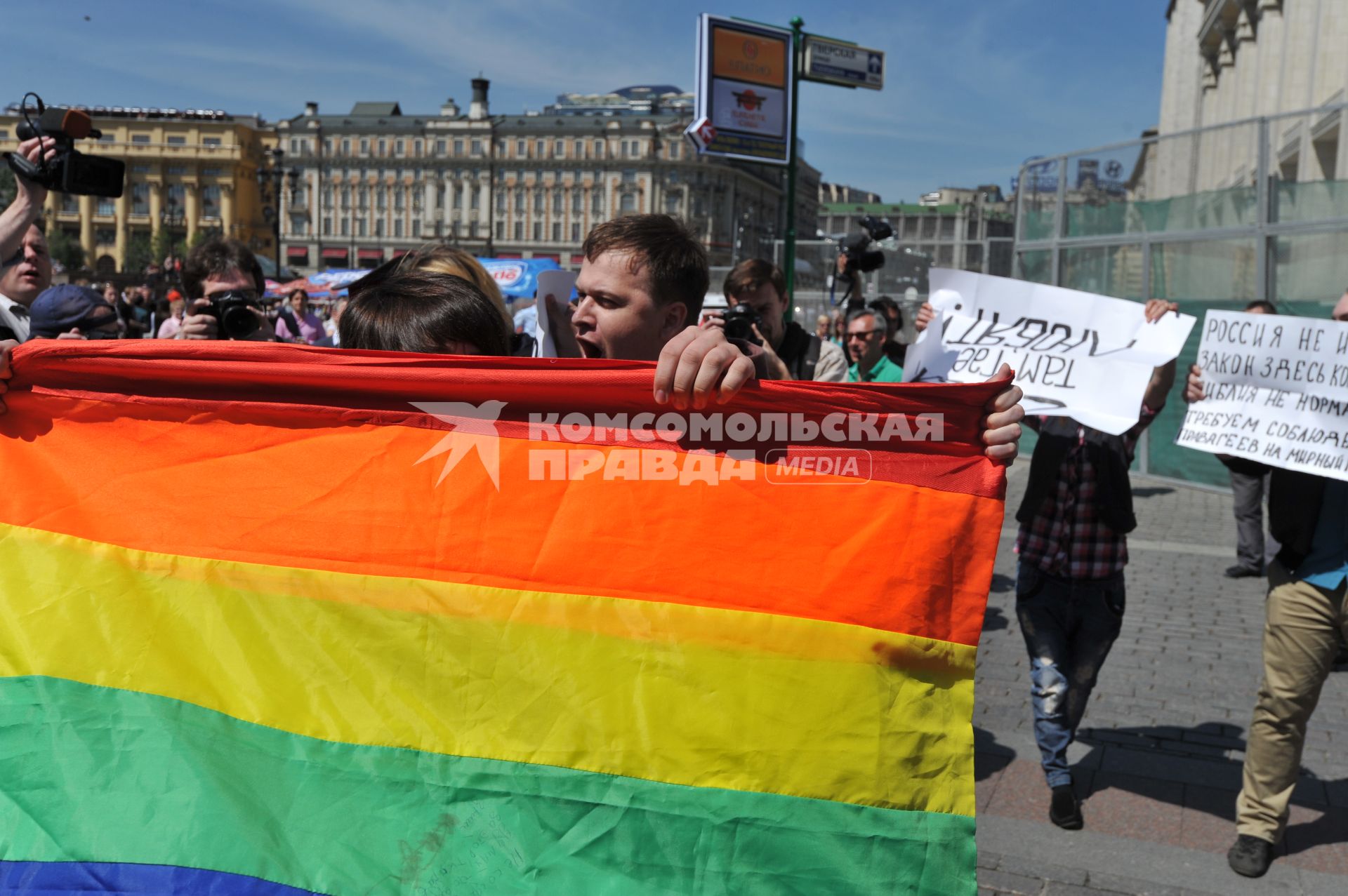 В  Москве на Манежной площади прошел гей - парад. Голубой марш. Флаг радужного цвета. 28 мая 2011г