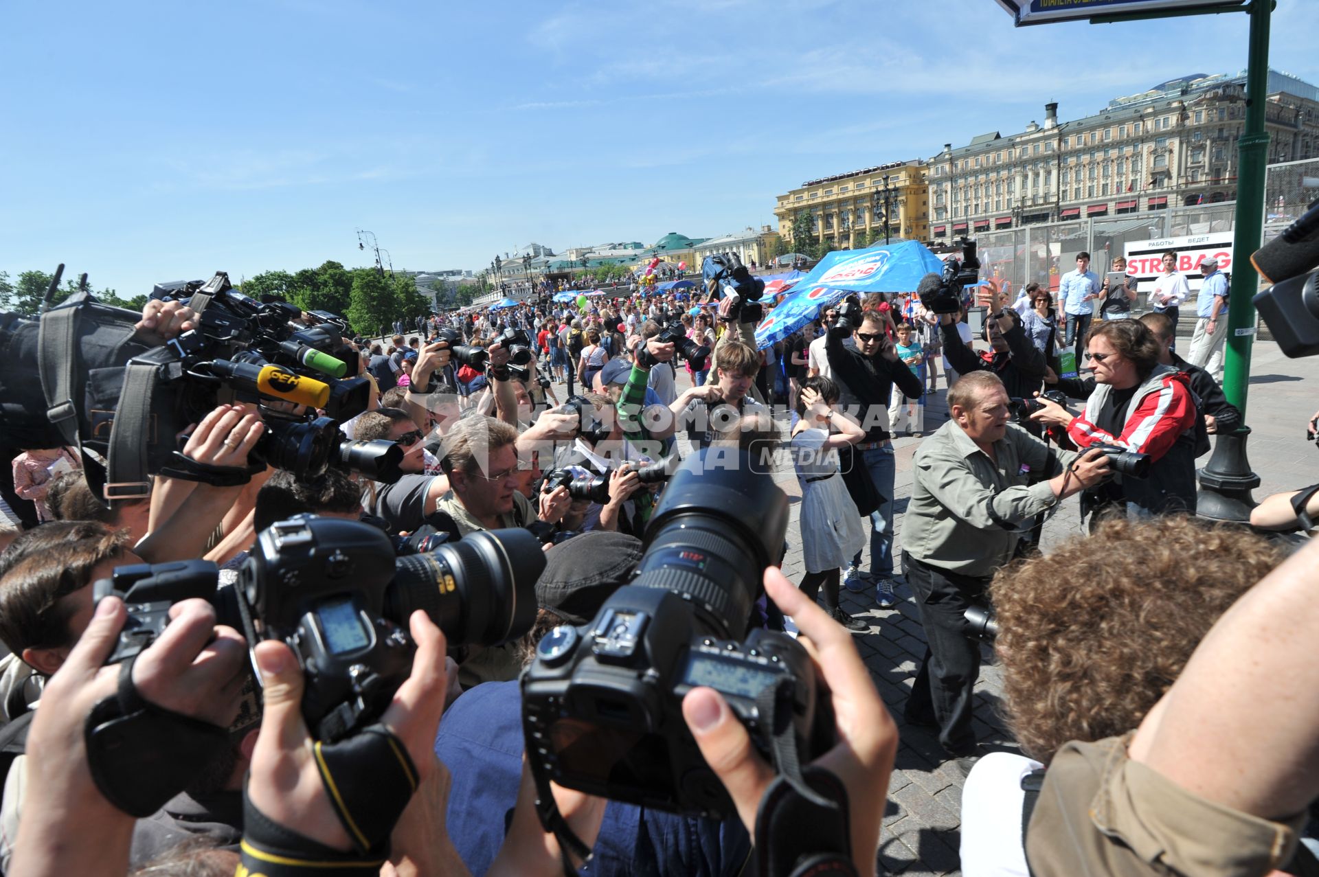 В  Москве на Манежной площади прошел гей - парад. Голубой марш.  28 мая 2011г