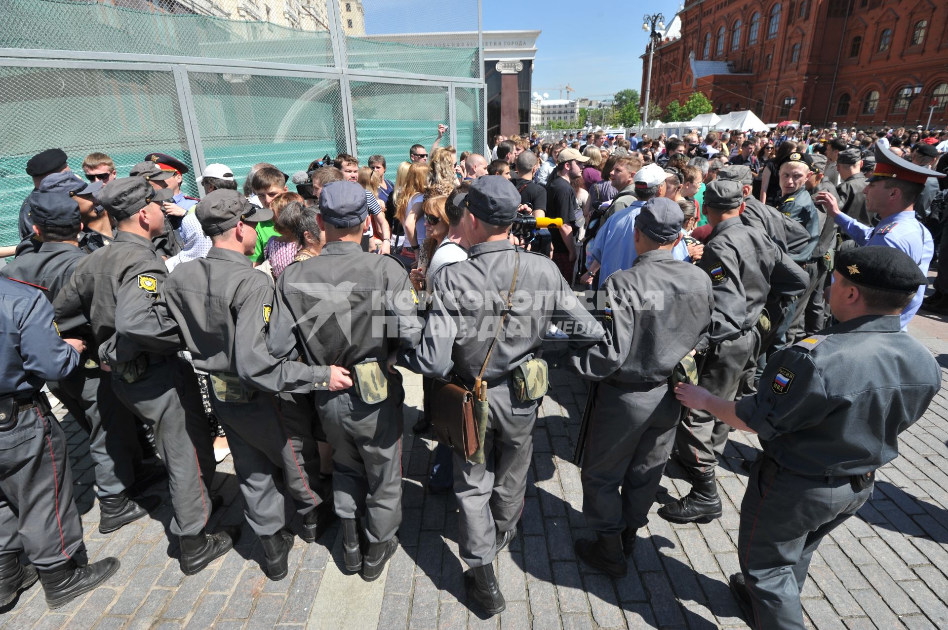 В  Москве на Манежной площади прошел гей - парад. Голубой марш.  28 мая 2011г