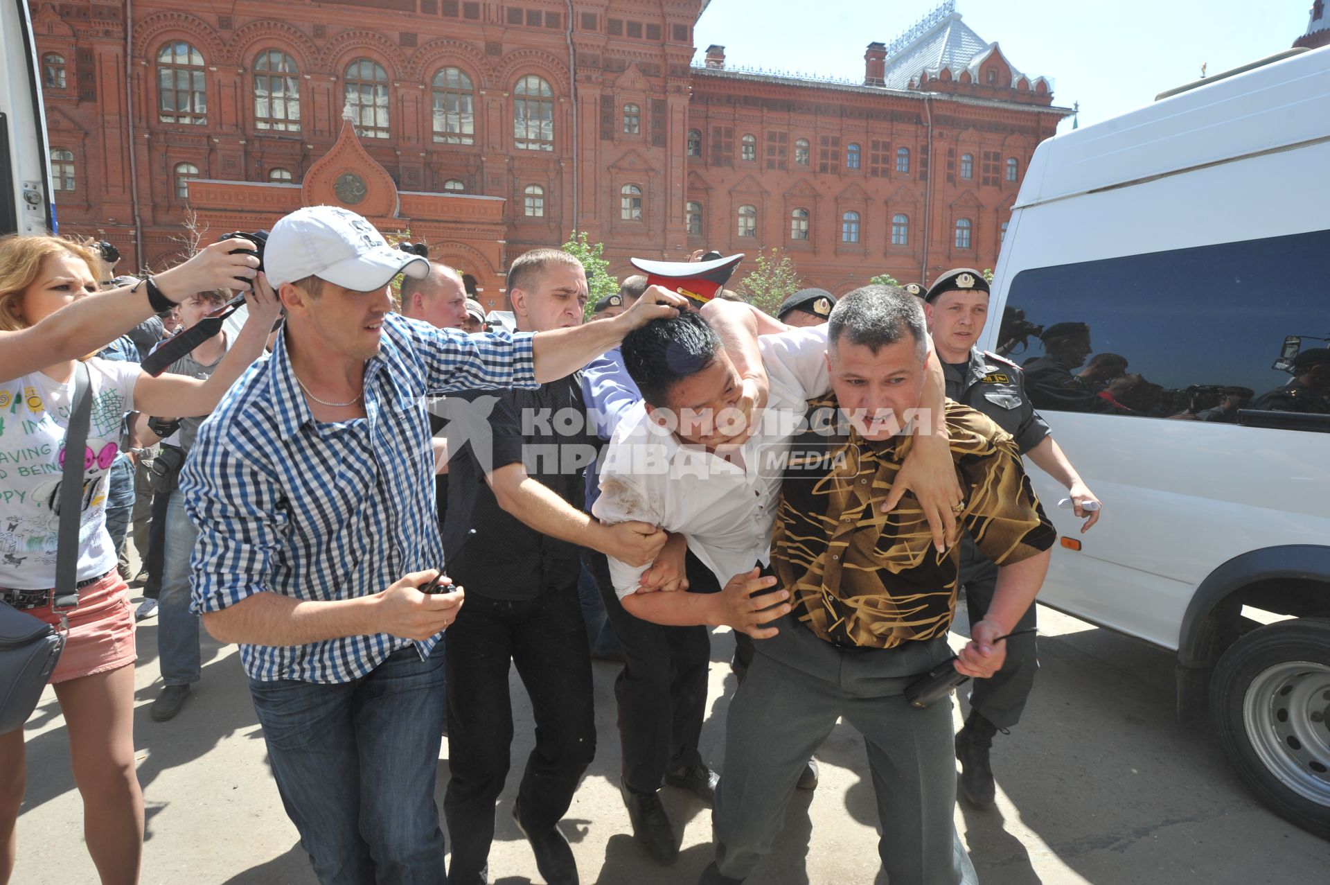 В  Москве на Манежной площади прошел гей - парад. Голубой марш.  28 мая 2011г