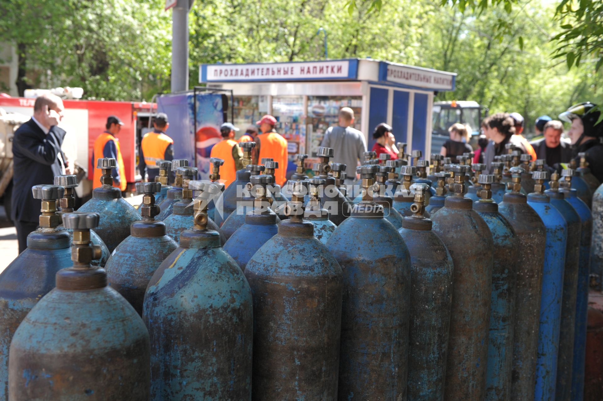 Авария на улице Красноказарменная- грузовик с баллонами протаранил газетный киоск, Москва, 19 мая 2011 года