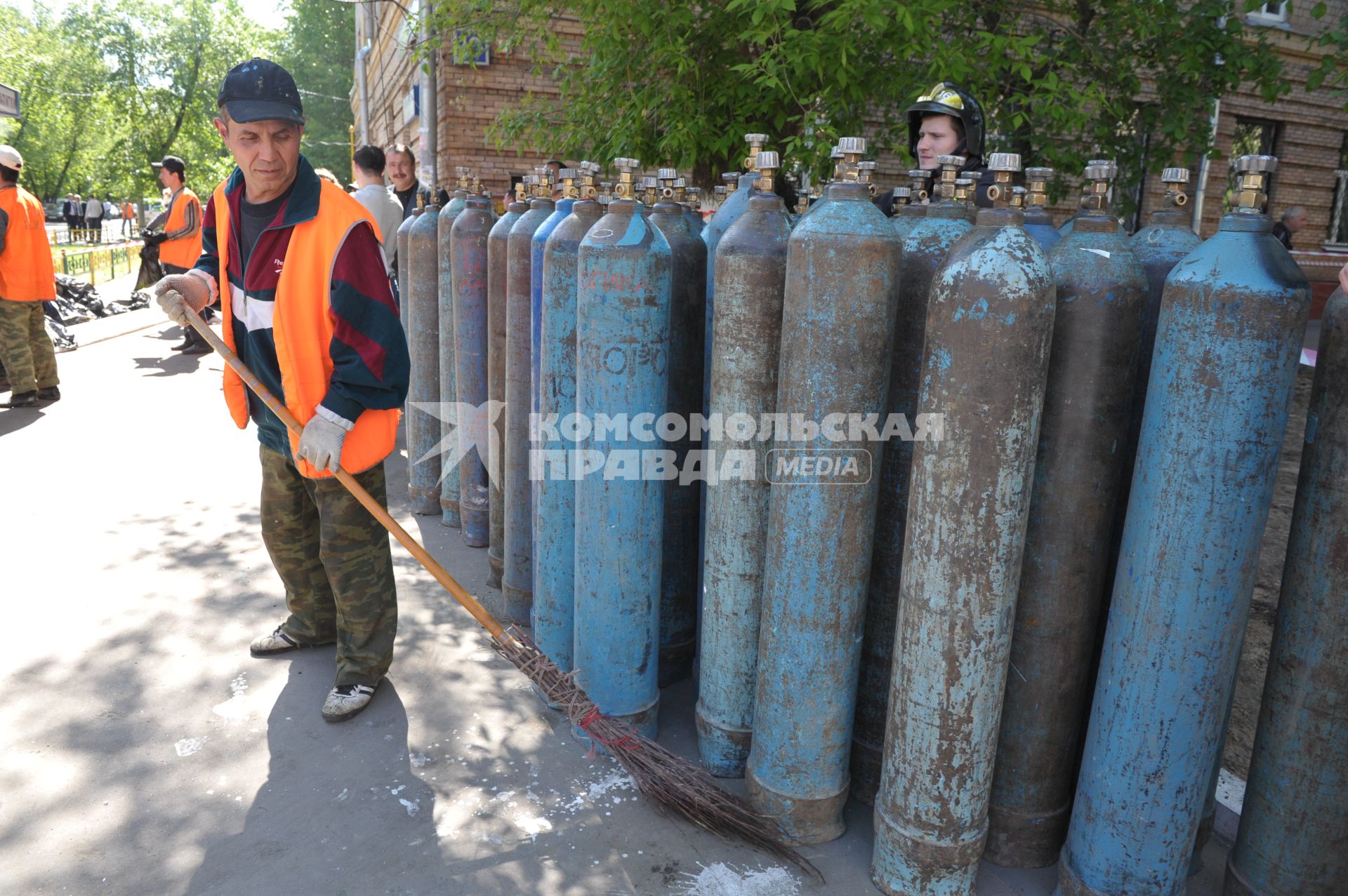 Авария на улице Красноказарменная- грузовик с баллонами протаранил газетный киоск, Москва, 19 мая 2011 года