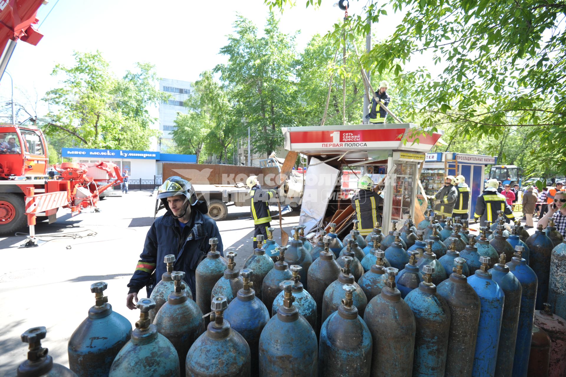 Авария на улице Красноказарменная- грузовик с баллонами протаранил газетный киоск, Москва, 19 мая 2011 года