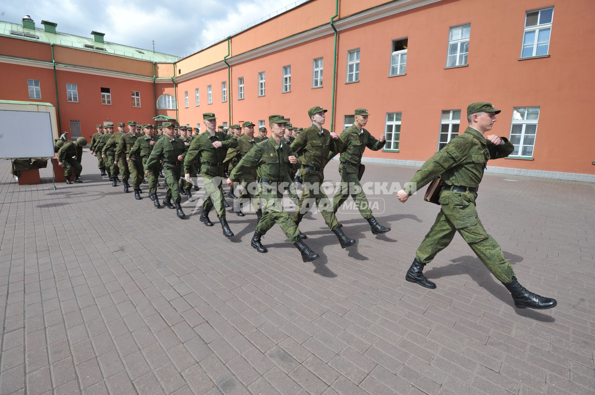 Лефортовская казарма, новобранцы, марширование. 24 мая 2011г.