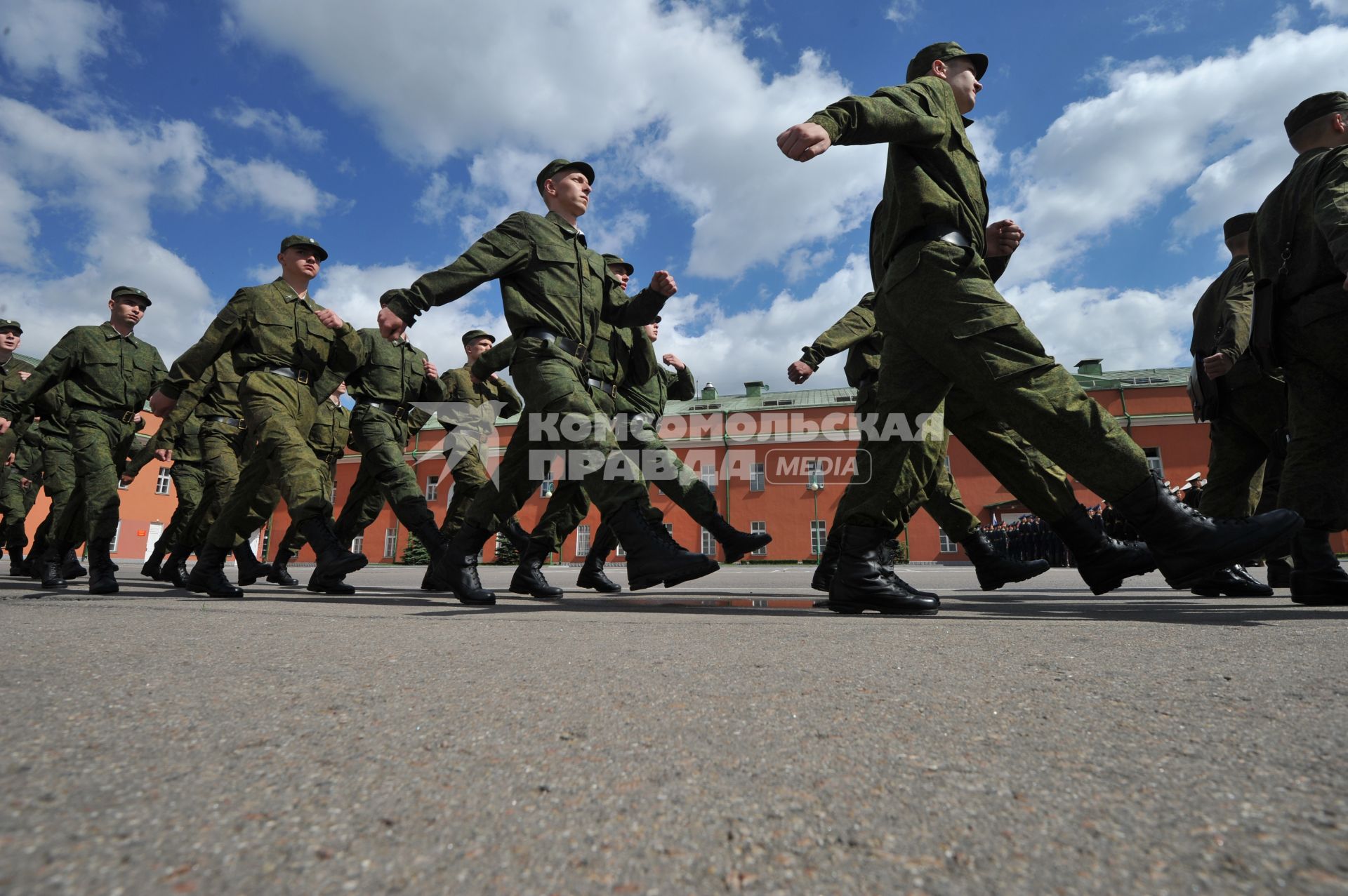 Лефортовская казарма, новобранцы, марширование. 24 мая 2011г.