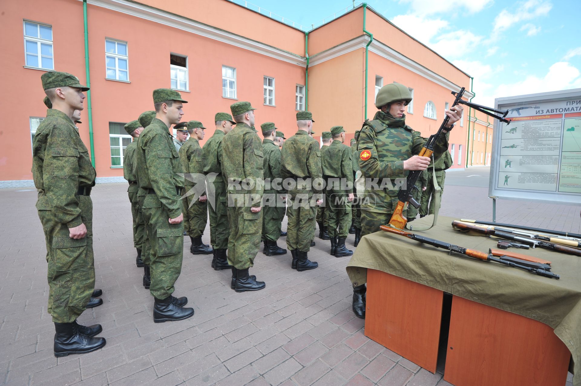 Лефортовская казарма, новобранцы. Военная подготовка.Учения  Разборка и сборка автомата. 24 мая 2011г.