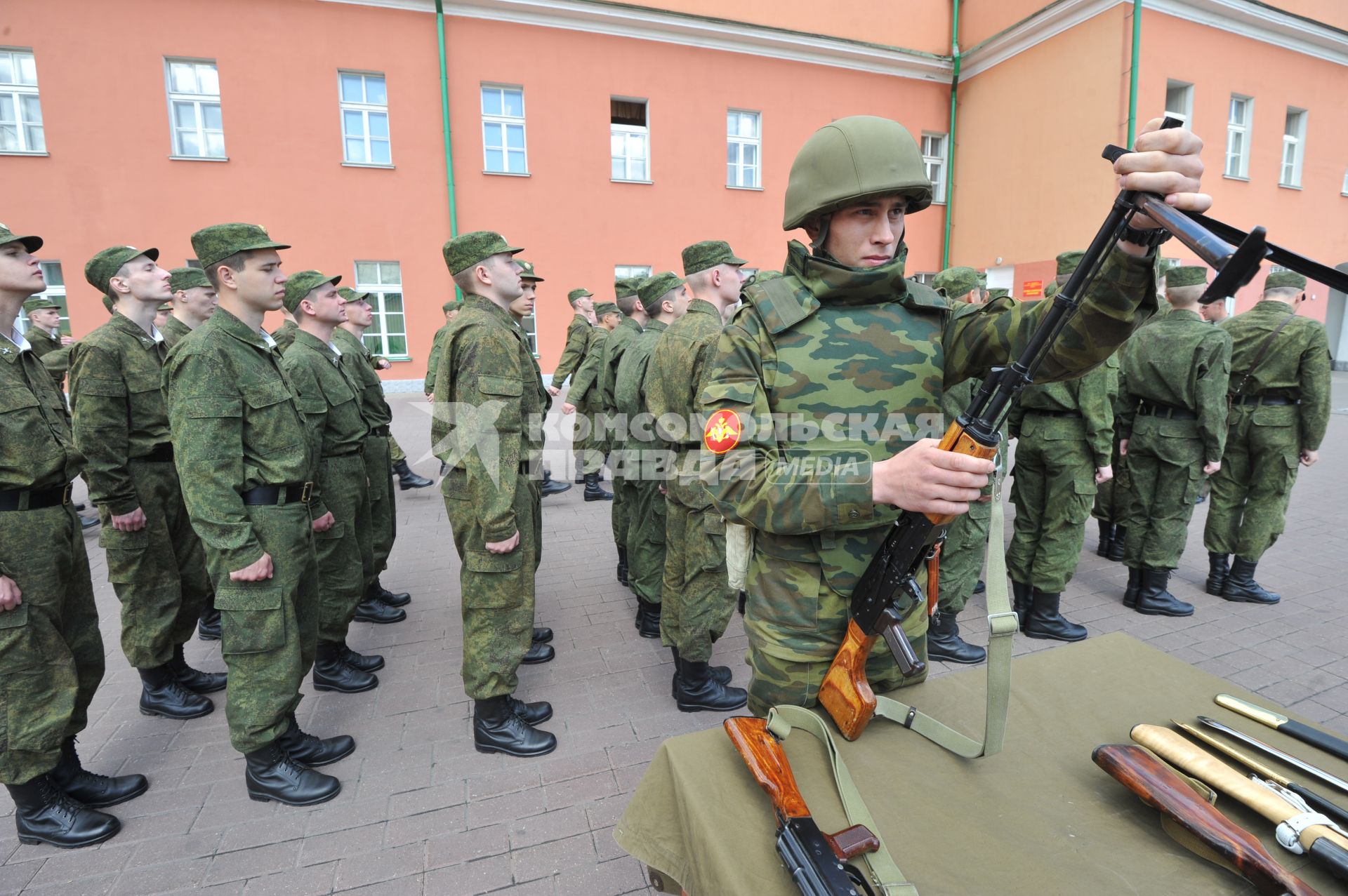 Лефортовская казарма, новобранцы. Военная подготовка. Учения  Разборка и сборка автомата. 24 мая 2011г.