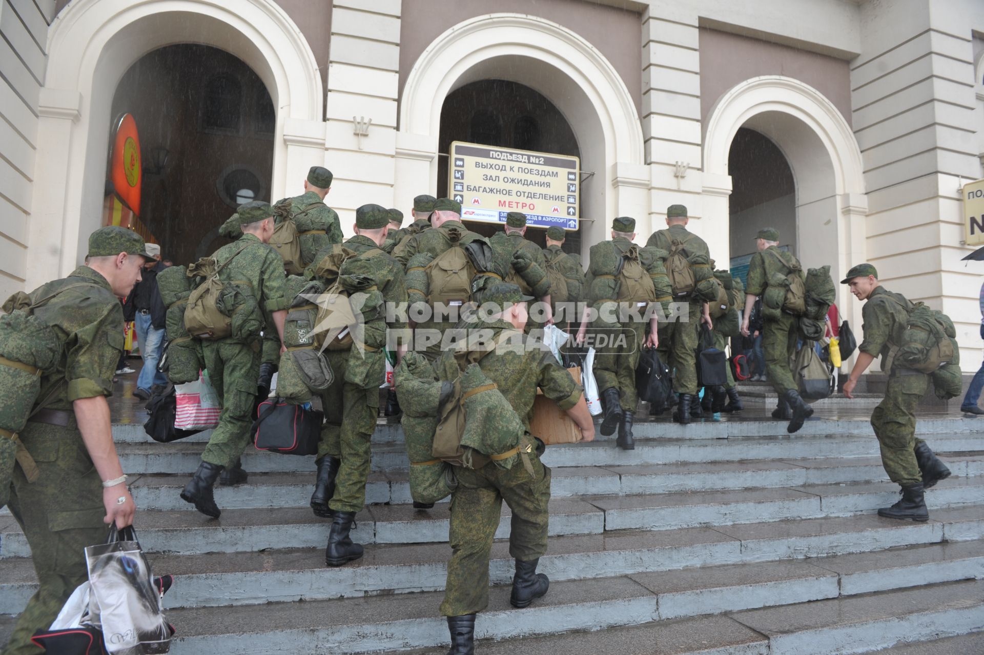 Призывники с коробками и личными вещами идут на вокзал, Москва, 5 июля 2011 года.