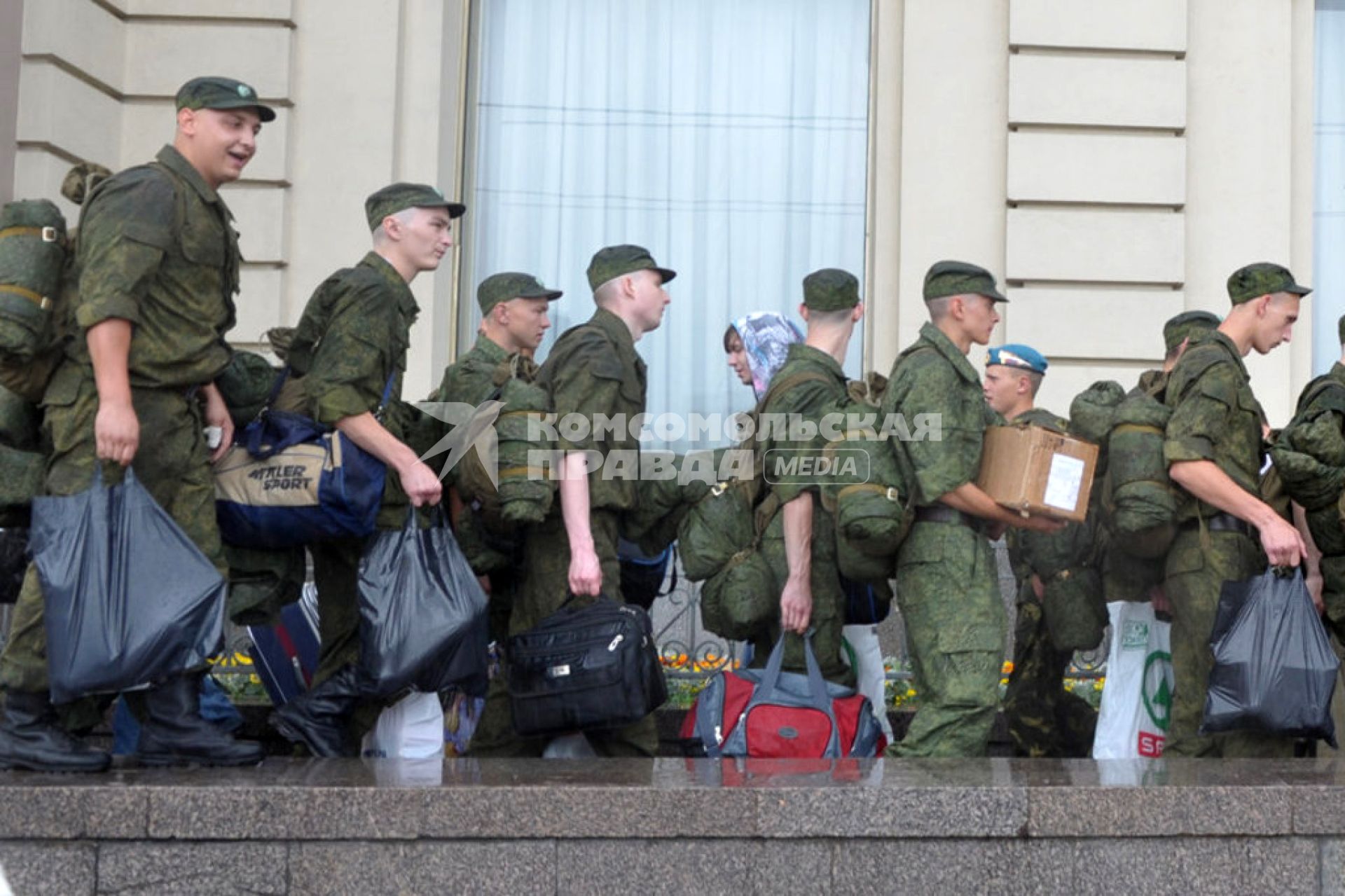 Призывники с коробками и личными вещами идут на вокзал, Москва, 5 июля 2011 года.