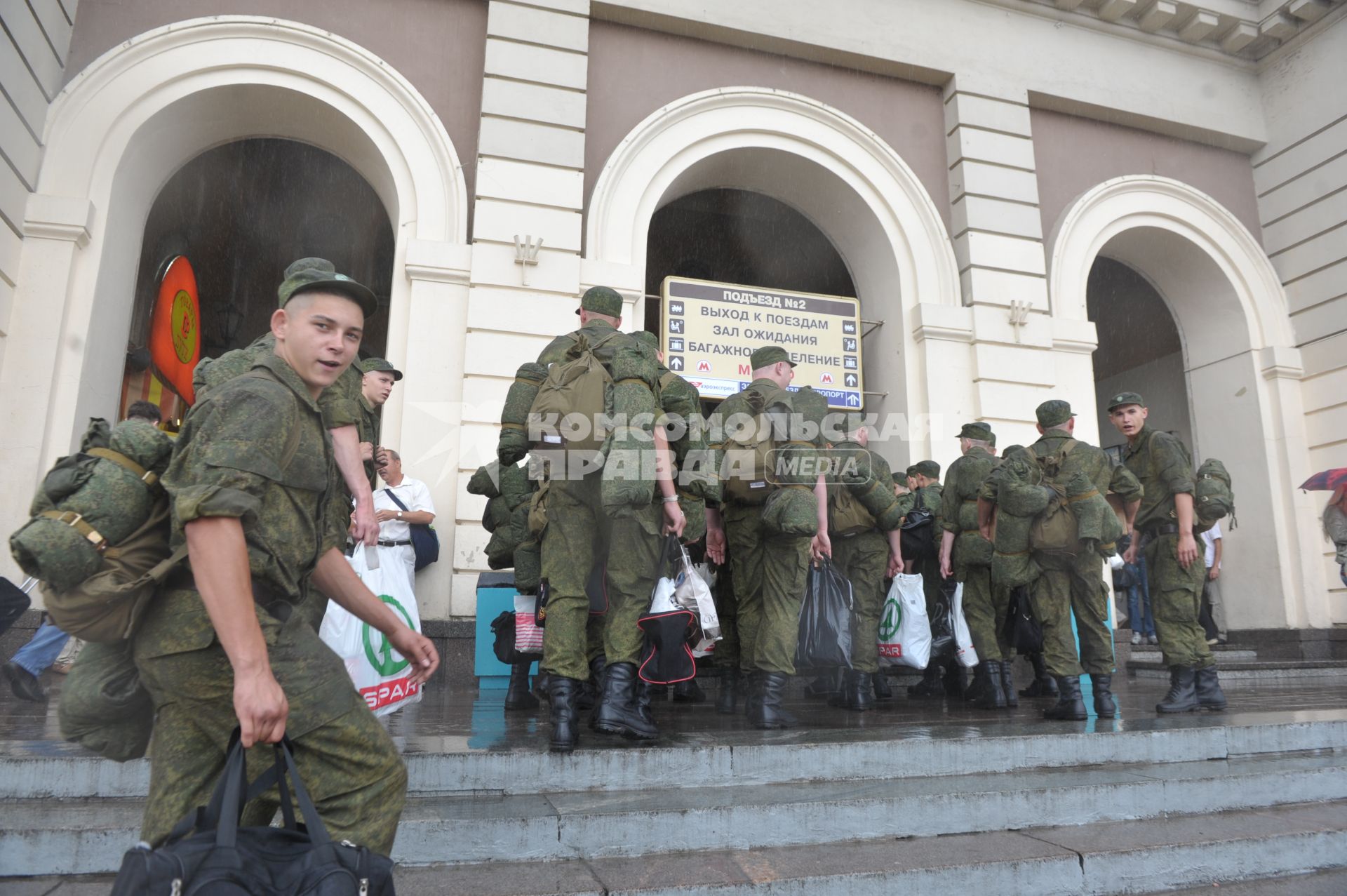 Призывники с коробками и личными вещами идут на вокзал, Москва, 5 июля 2011 года.