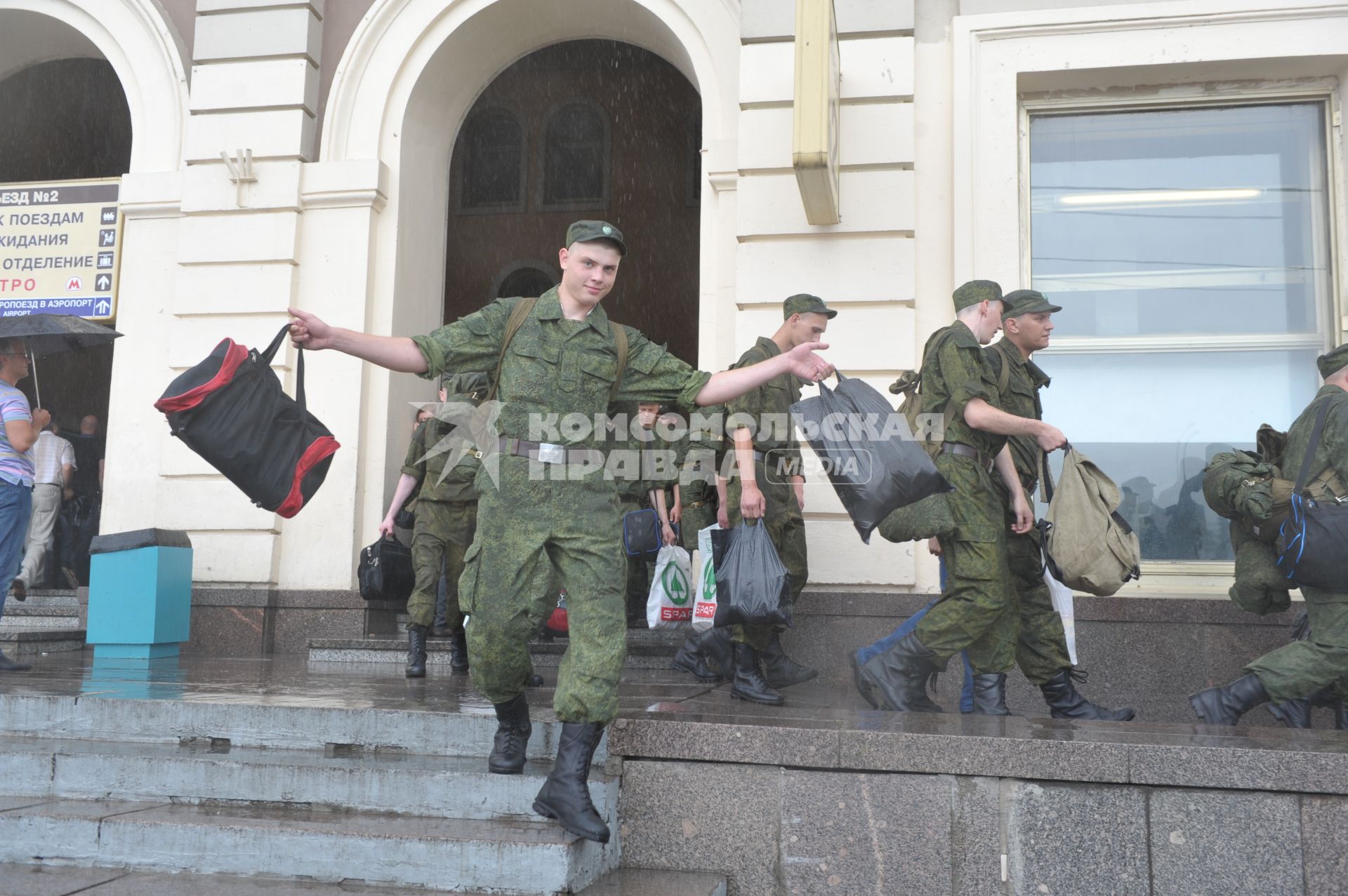 Призывники с коробками и личными вещами идут на вокзал, Москва, 5 июля 2011 года.