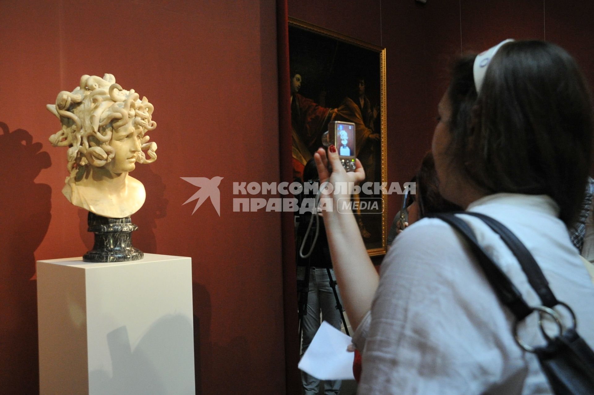 Выставка в ГМИИ, бюст Горгона Медуза. Женщина с мобильником.  02 июля 2011