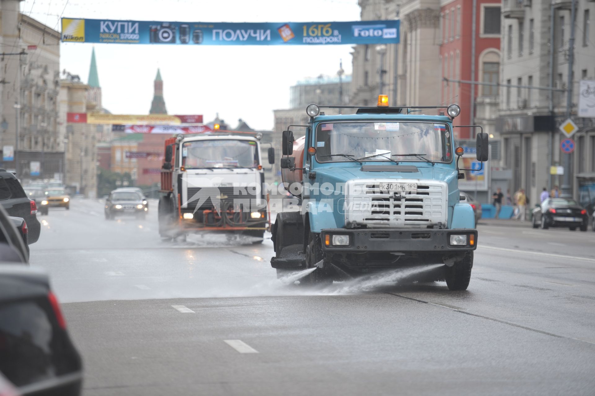 Поливальные машины поливают Тверскую улицу, Москва, 14 июля 2011 года.