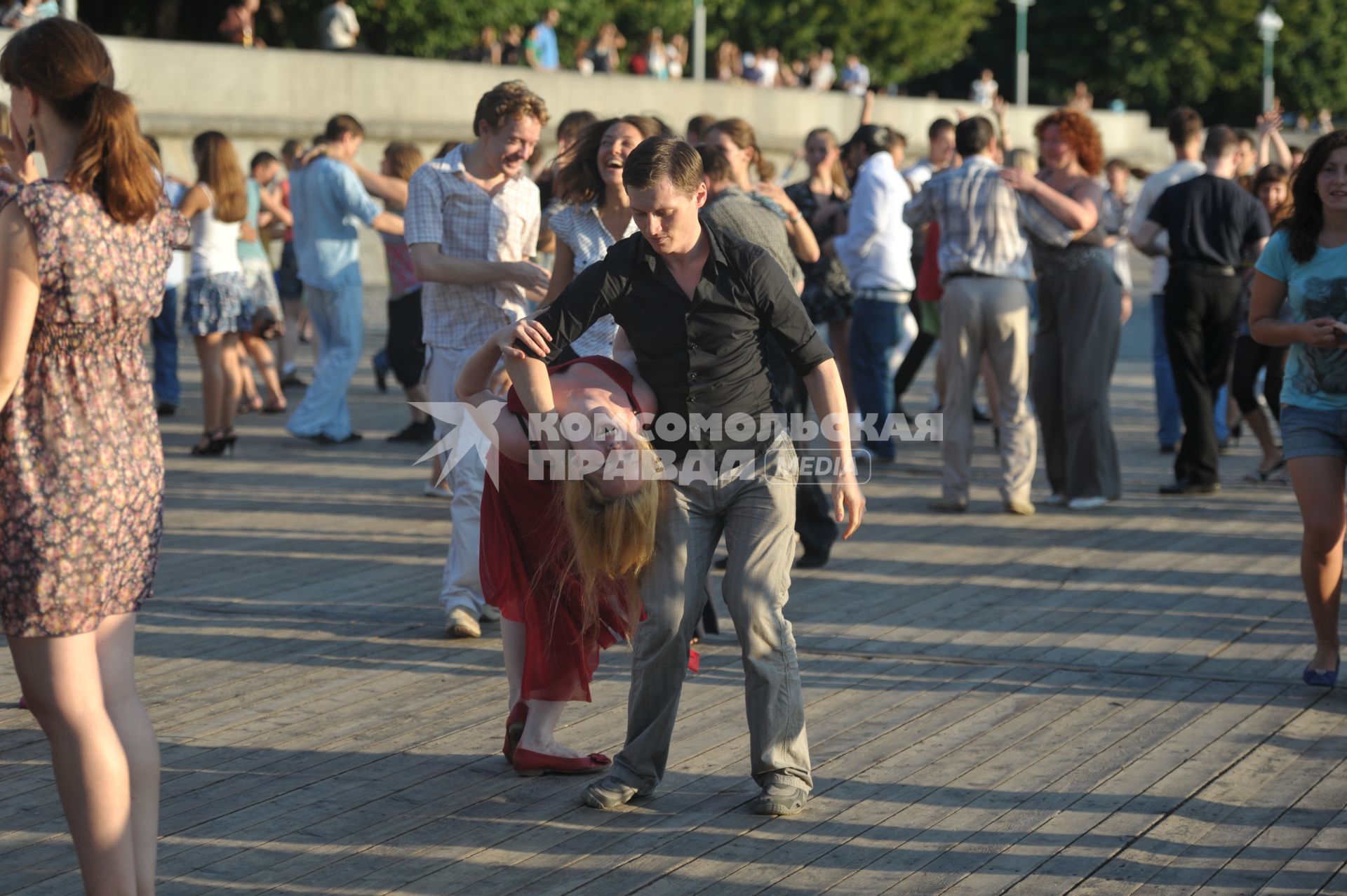 Танцы сальса и бачата на Пушкинской набережной , Москва, 13 июля 2011 года.