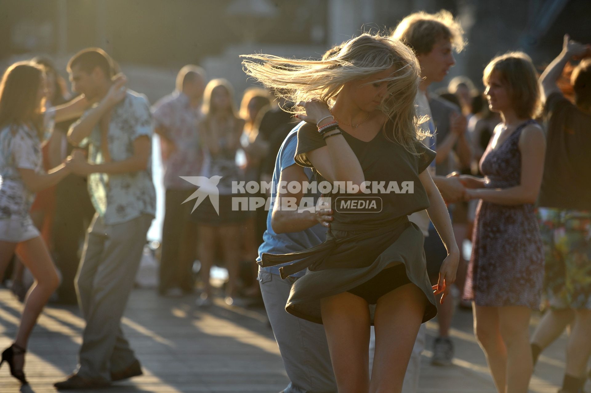 Танцы сальса и бачата на Пушкинской набережной , Москва, 13 июля 2011 года.