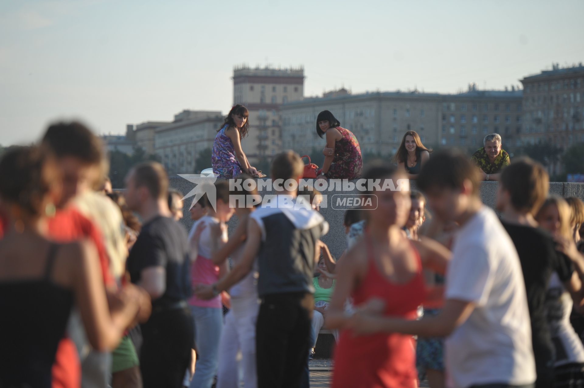 Танцы сальса и бачата на Пушкинской набережной , Москва, 13 июля 2011 года.