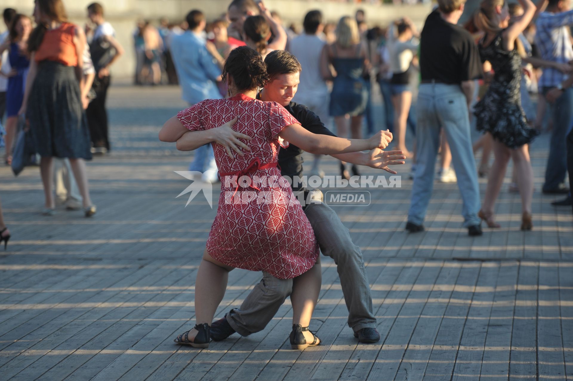 Танцы сальса и бачата на Пушкинской набережной , Москва, 13 июля 2011 года.