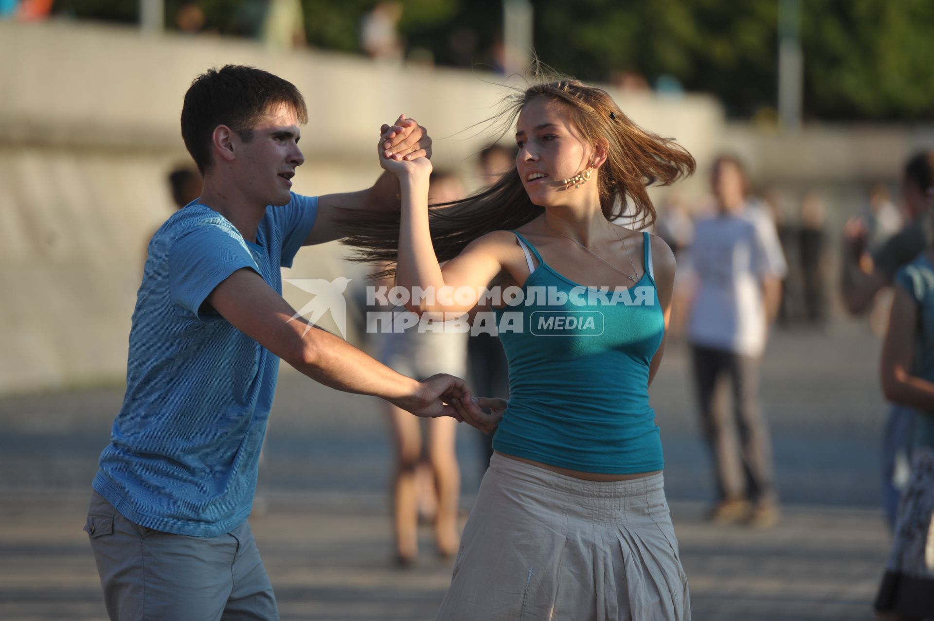 Танцы сальса и бачата на Пушкинской набережной , Москва, 13 июля 2011 года.